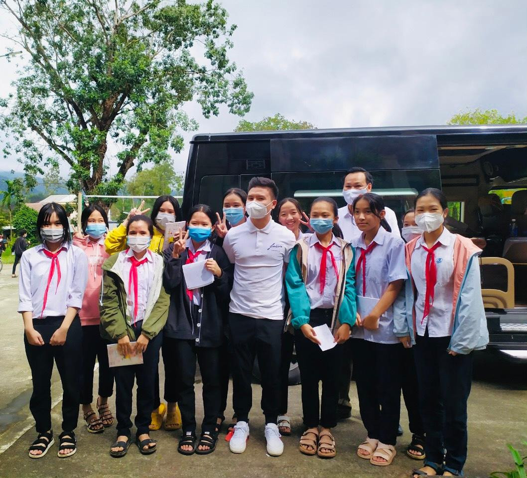 Quang Hải tranh thủ dành những ngày nghỉ ít ỏi của mình đến với những hoàn cảnh khó khăn cách xa Thủ đô hàng nghìn cây số. Quang Hải tranh thủ dành những ngày nghỉ ít ỏi của mình đến với những hoàn cảnh khó khăn cách xa Thủ đô hàng nghìn cây số.