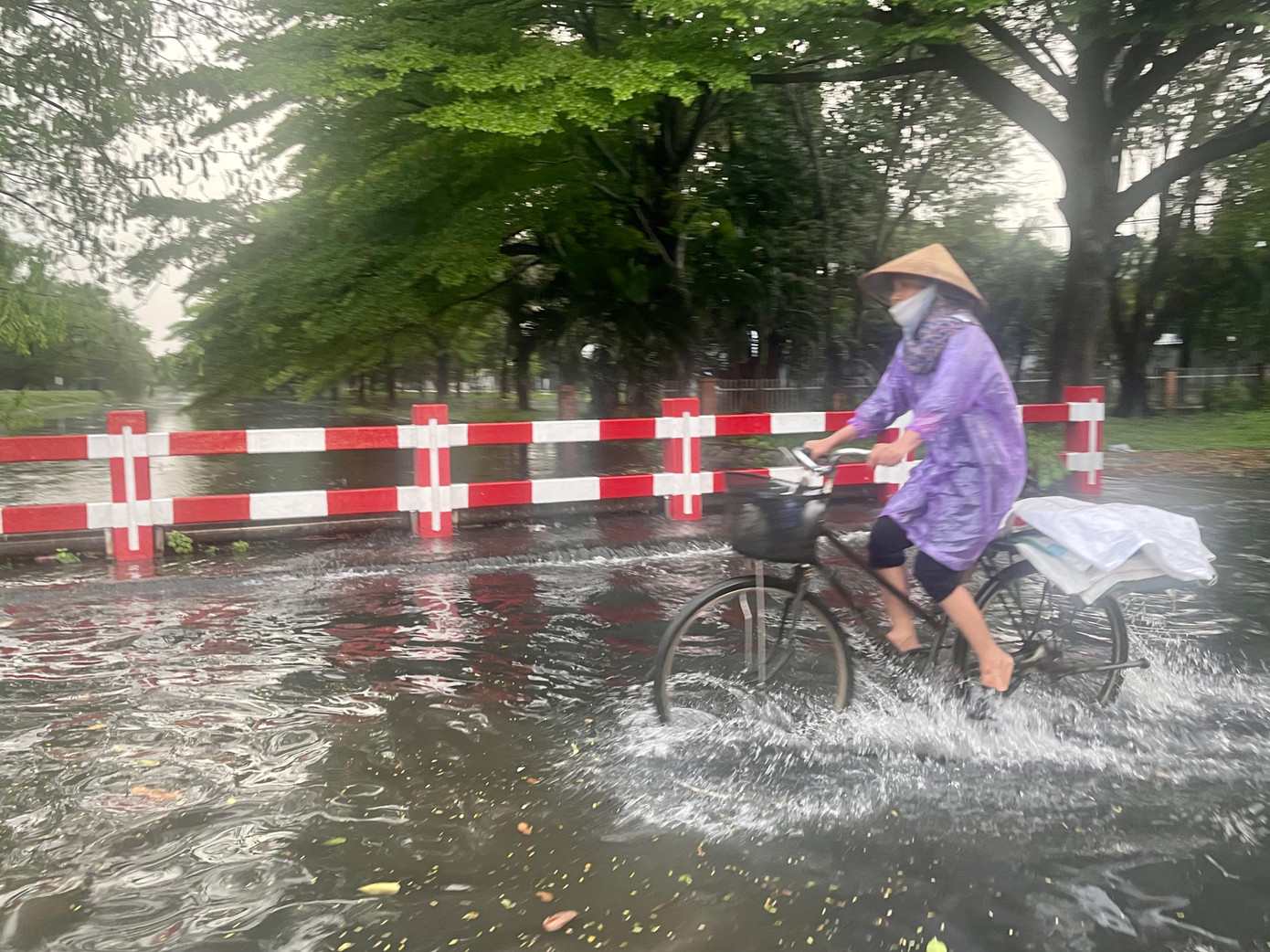 Cơn mưa lớn khiến con kênh nước đen tràn lên mặt đường bốc mùi hôi. Cơn mưa lớn khiến con kênh nước đen tràn lên mặt đường bốc mùi hôi.