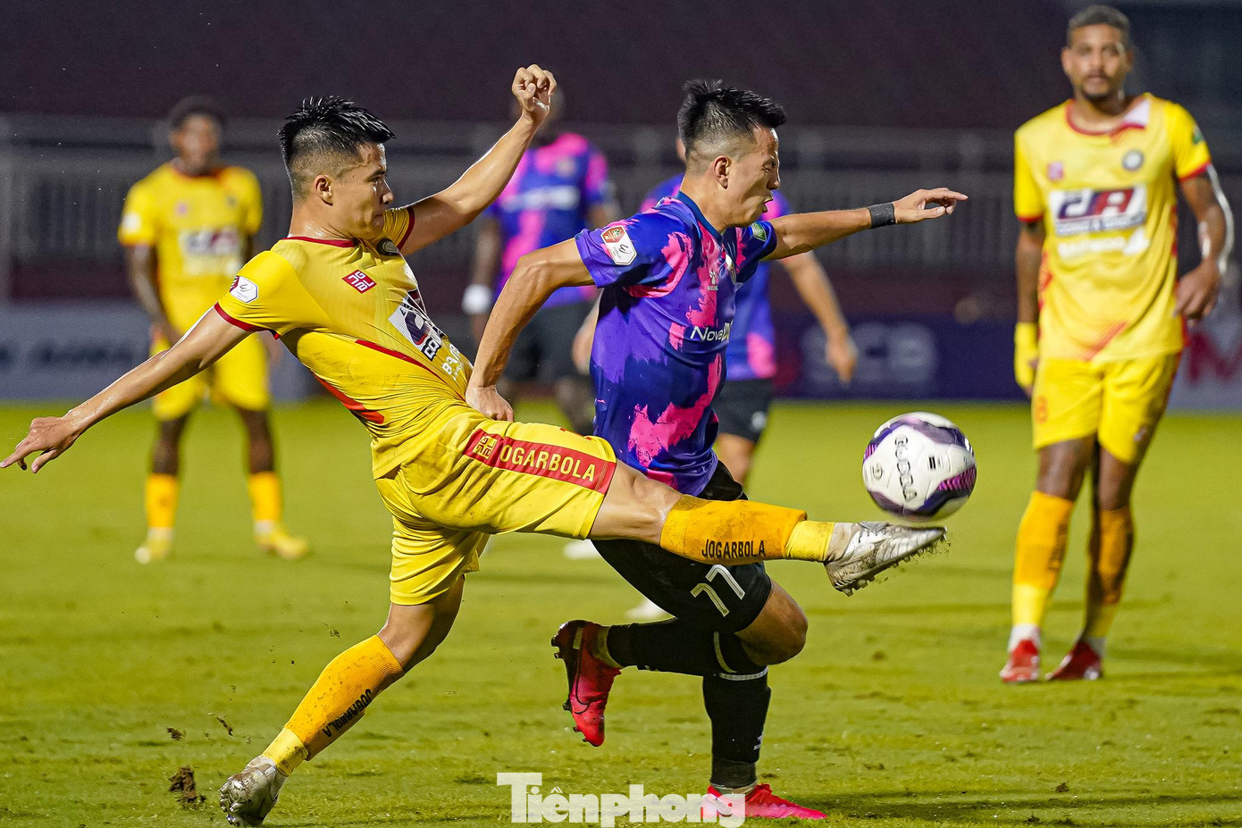 Nhìn cách đá của Thanh Hoá, có thể thấy họ đã chuẩn bị khá tốt các phương án đánh chặn từ tuyến trung lộ. Tình thế này buộc Sài Gòn FC phải đẩy cao đội hình ngay sau tiếng còi khai cuộc. Các học trò của HLV Lê Huỳnh Đức chủ yếu tấn công biên và chơi bóng bổng để tận dụng khả năng không chiến của tiền đạo Đỗ Merlo. Nhìn cách đá của Thanh Hoá, có thể thấy họ đã chuẩn bị khá tốt các phương án đánh chặn từ tuyến trung lộ. Tình thế này buộc Sài Gòn FC phải đẩy cao đội hình ngay sau tiếng còi khai cuộc. Các học trò của HLV Lê Huỳnh Đức chủ yếu tấn công biên và chơi bóng bổng để tận dụng khả năng không chiến của tiền đạo Đỗ Merlo.