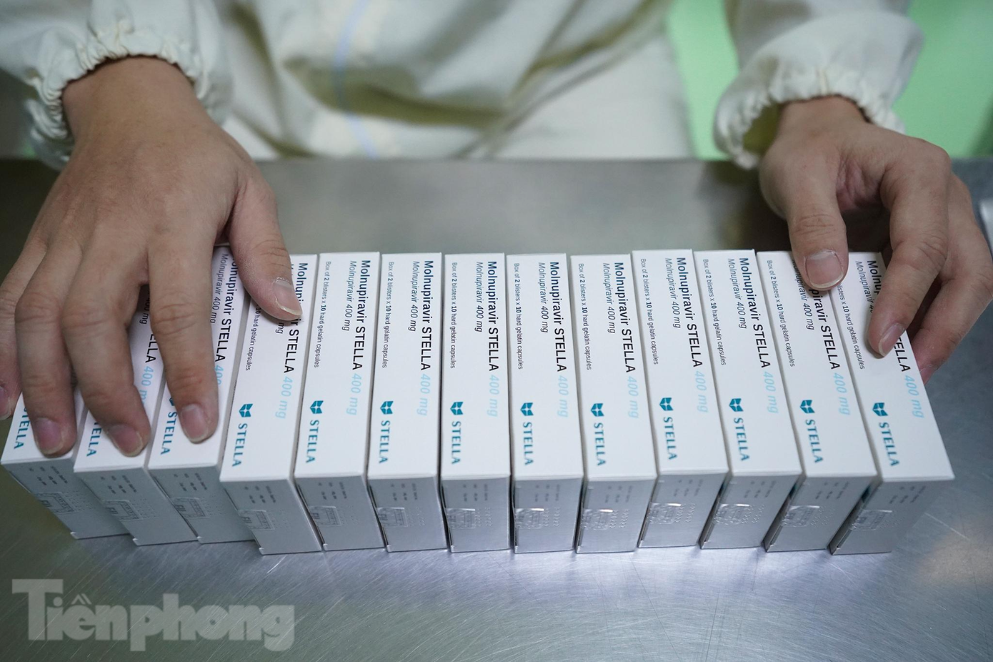 Thuốc Molnupiravir là sản phẩm mới cho cả khối điều trị lẫn người bệnh, cùng với hệ thống cảnh giác dược quốc gia. Phía công ty cũng có hệ thống cảnh giác dược riêng để thu thập các thông tin liên quan đến tác dụng phụ của thuốc. Công ty khuyến cáo, khi có những tác dụng không mong muốn người dân có thể thông báo đến các chuỗi cung ứng phân phối của công ty.