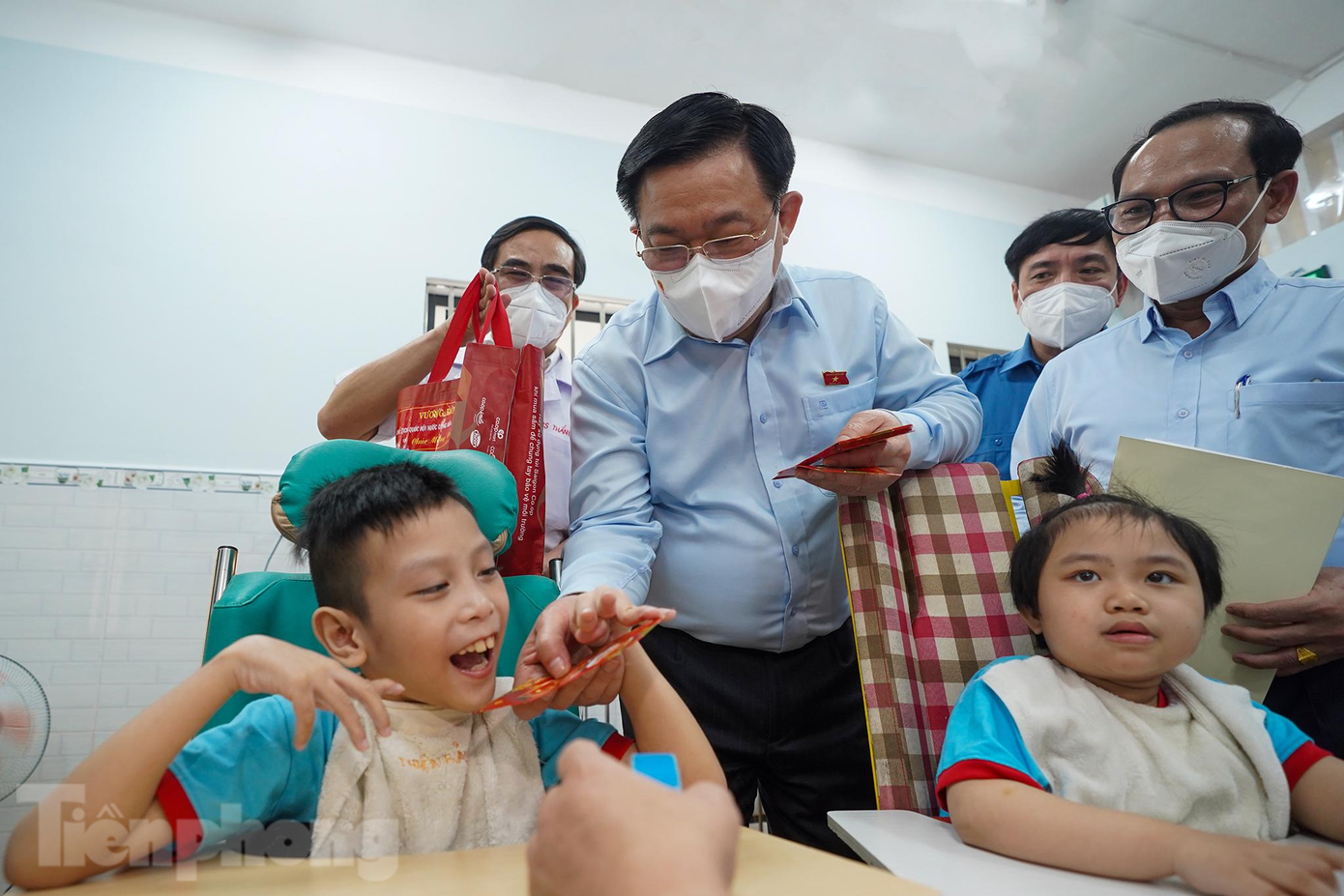 Việt Hương xúc động quay về nơi Phi Nhung ra đi vì COVID-19 ảnh 9