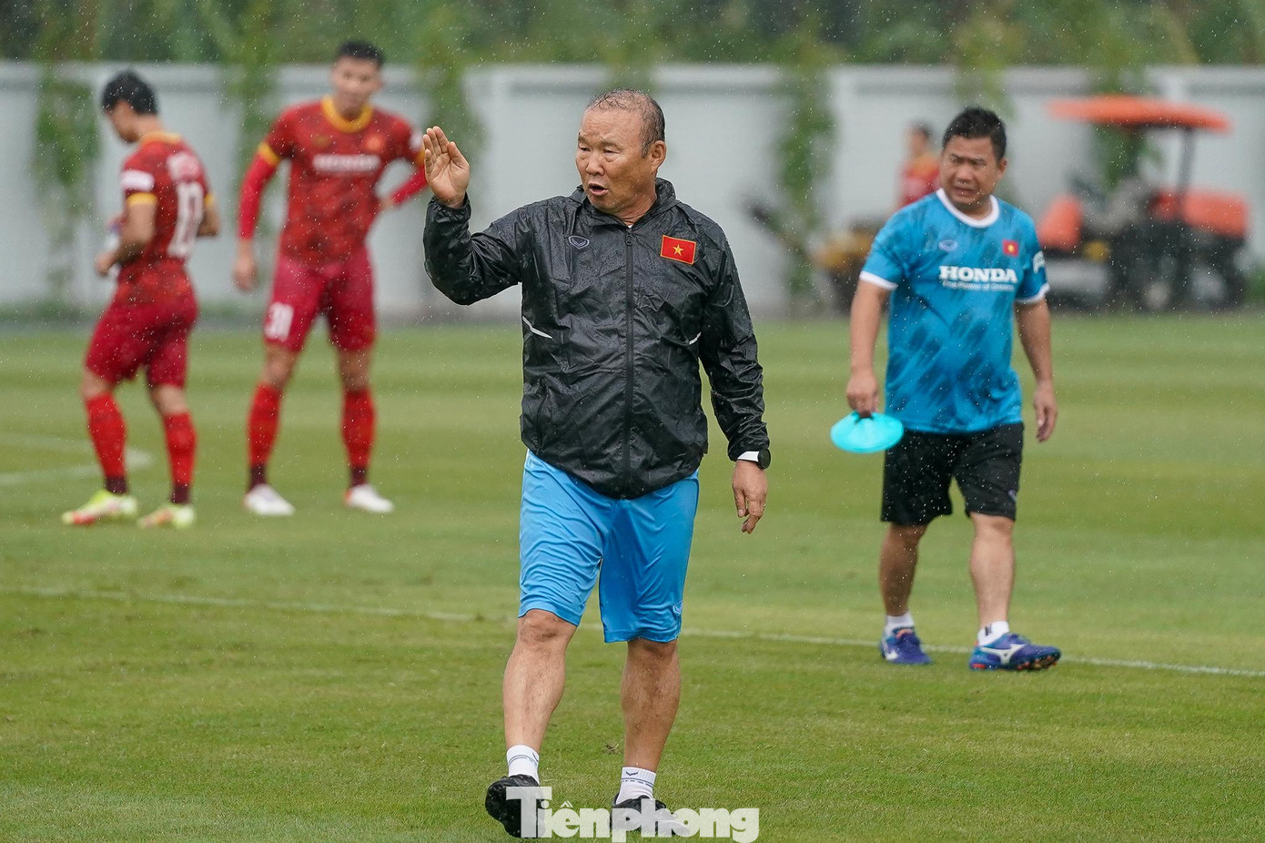 Xét về lực lượng và sức mạnh, tuyển Việt Nam đang nhỉnh hơn đôi chút so với Ấn Độ. Ngoài ra, đội bóng của HLV Park Hang-seo còn có lợi thế sân nhà và được hàng nghìn cổ động viên cổ vũ. Vì vậy, cửa vô địch của tuyển Việt Nam sáng hơn hẳn đối thủ.