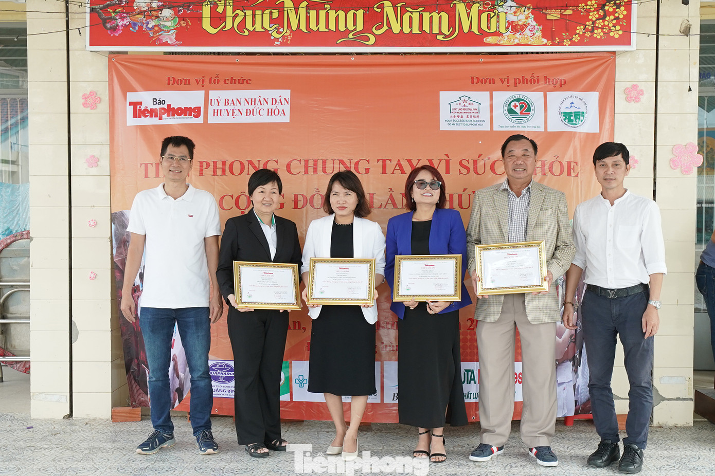 Đại diện các đơn vị đồng hành cùng chương trình nhận bằng khen từ BTC.