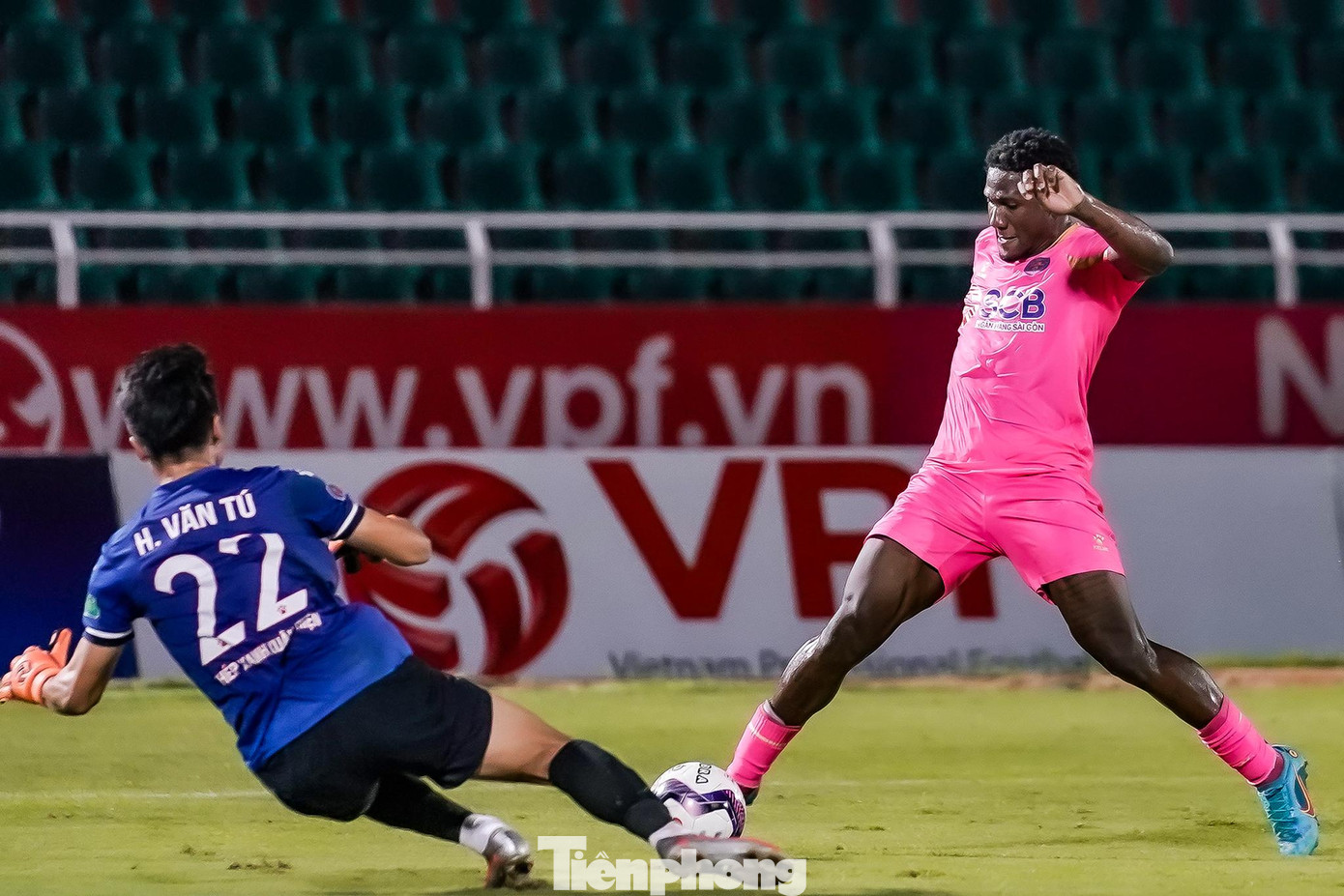 Các đường tấn công của Sài Gòn bị chặn đứng trước một hàng thủ chơi tập trung.