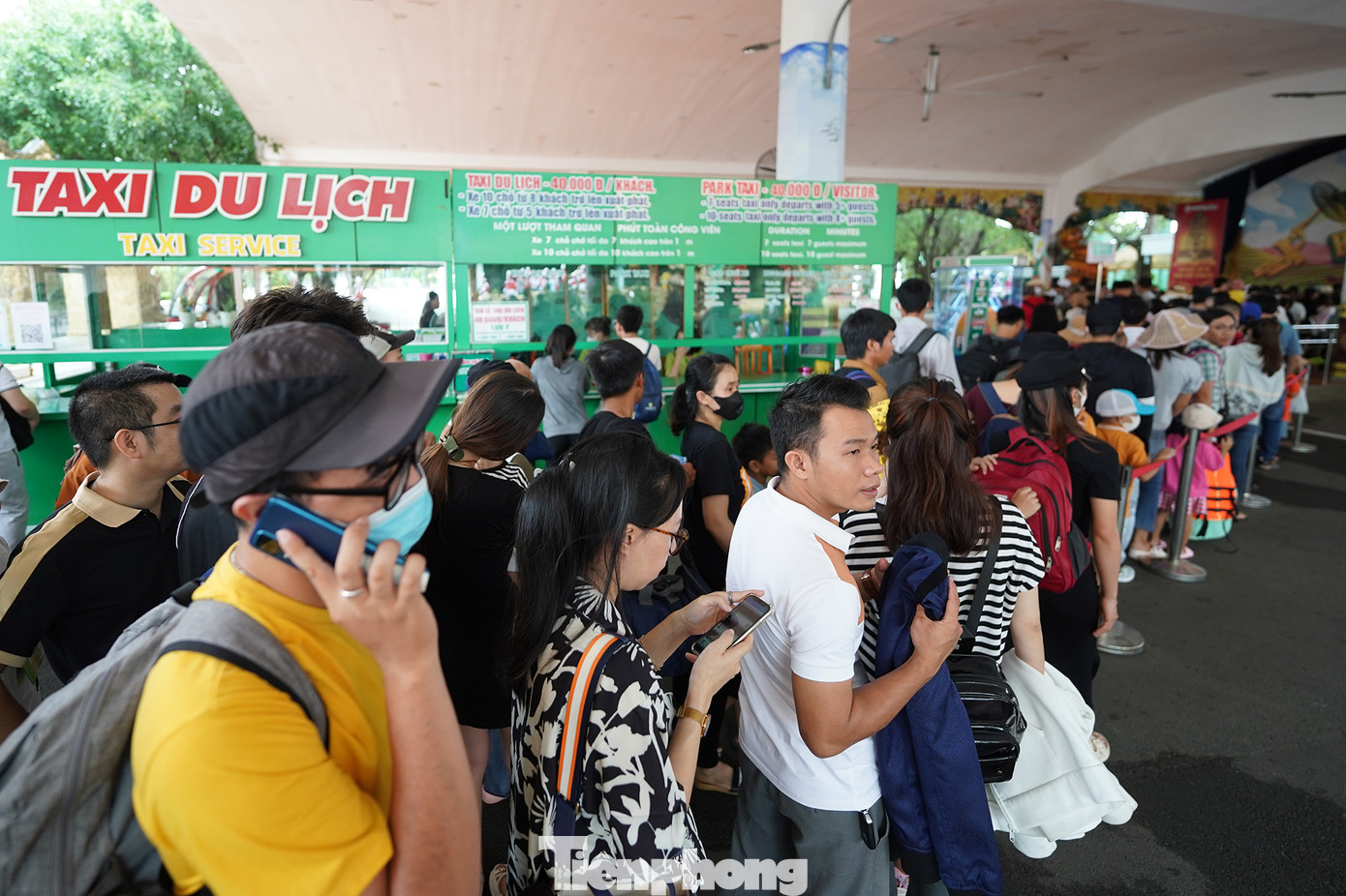 Từ cổng chính, hàng dài người xếp hàng để chờ đi taxi dịch vụ vì diện tích KDL này khá rộng.