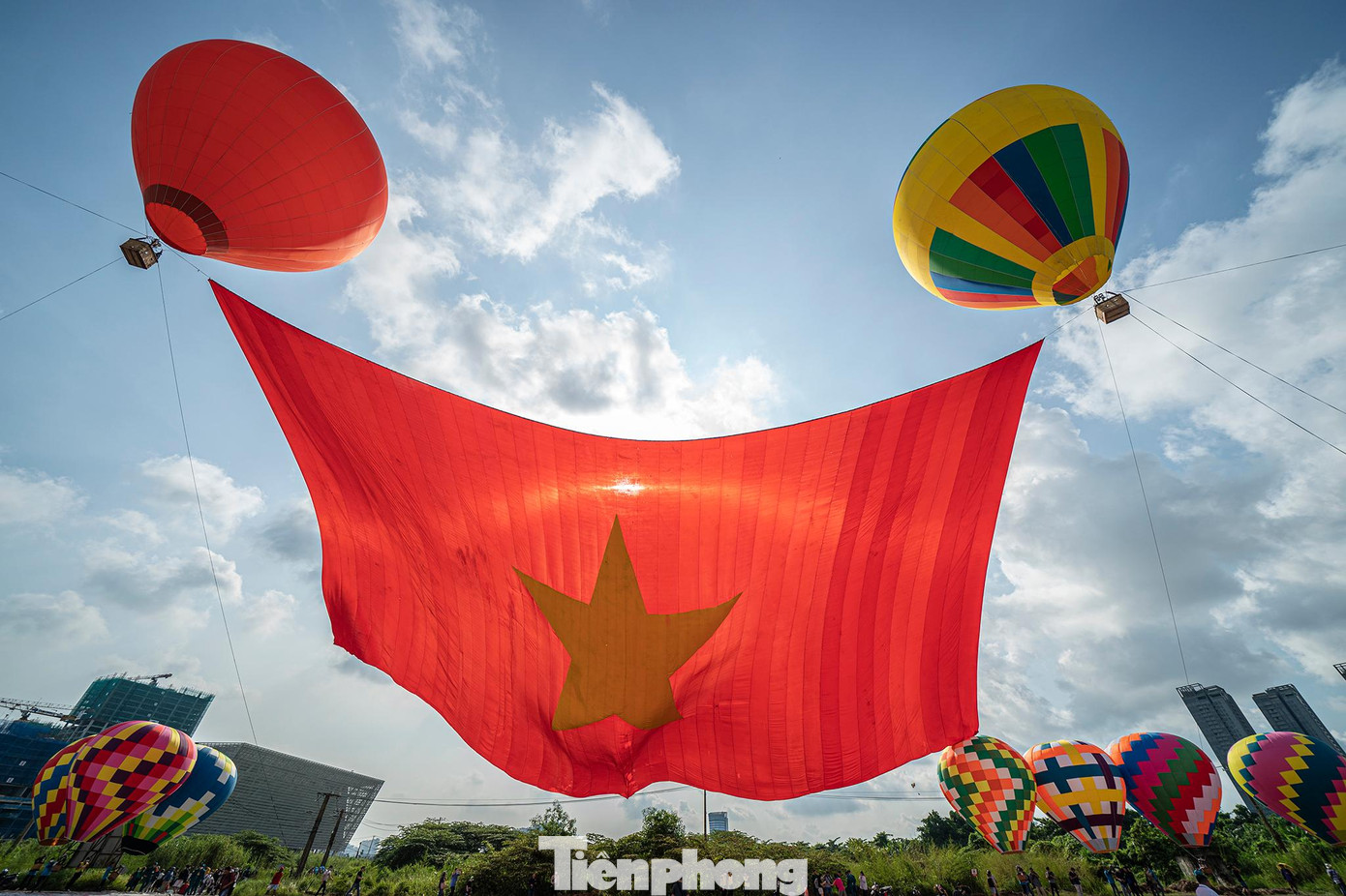 Lá đại kỳ từ từ phất phới bay trên bầu trời.