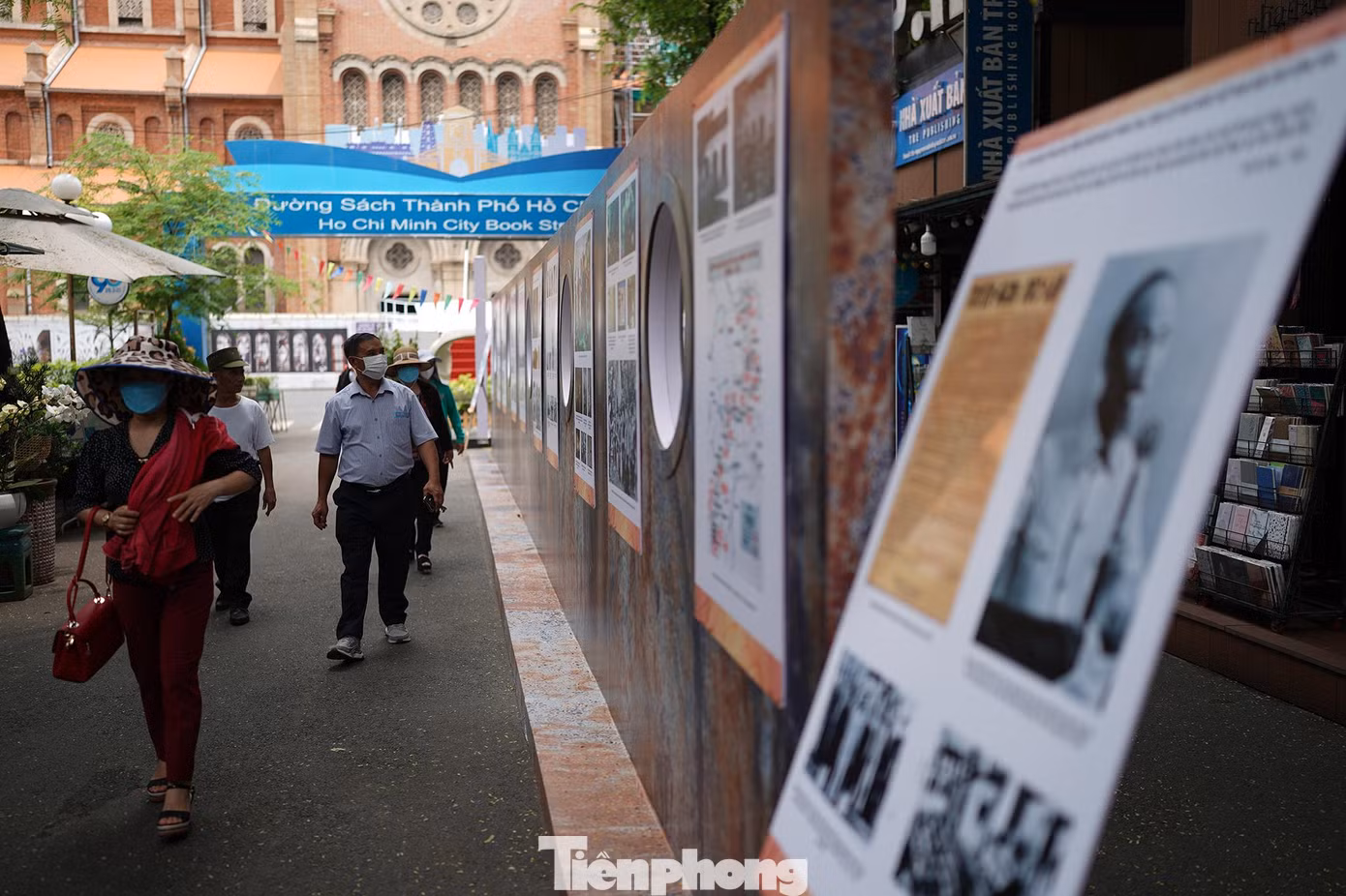 "Thật sự khó có thể hình dung được sự khó khăn, gian khổ trên con đường cứu nước của Bác. Lần đầu tiên tôi được tận mắt nhìn thấy viên gạch sưởi của Bác, thật khâm phục ý chí của người", một du khách chia sẻ.