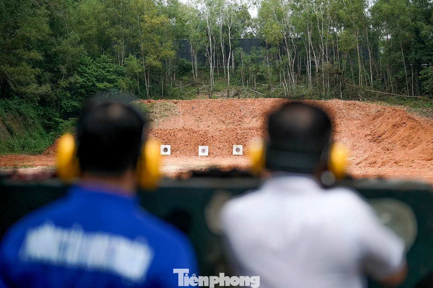 Anh Chan - du khách Malaysia, cùng con trai trải nghiệm bắn đạn thật. Theo quan sát, anh mua ba lần vé, mỗi vé 10 viên để trải nghiệm bắn đạn thật.