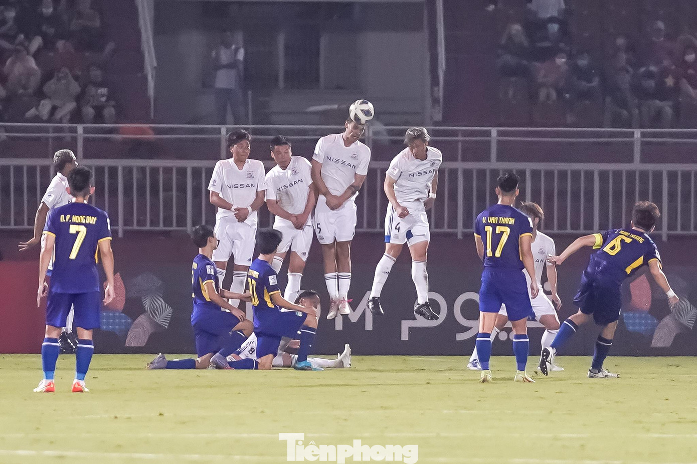 Theo BHL HAGL, đội đã chuẩn bị nhiều phương án chống bóng bổng và chuẩn bị các chiến thuật mới để đối đầu với các cầu thủ có thể hình cao to và kỹ thuật cá nhân tốt hàng đầu Châu Á ở giải. Trong ảnh, Công Phượng và Văn Toàn quỳ trước hàng rào để phân tán sự tập trung của hàng thủ Yokohama.