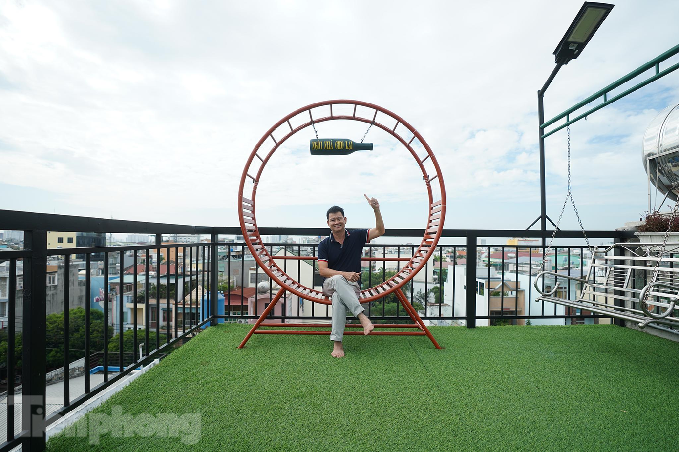 Đối với ông &quot;Chai lọ hũ bình&quot;, việc chế tác sản phẩm từ chai lọ chỉ là đam mê và thú vui của bản thân những lúc thời gian rảnh rỗi.