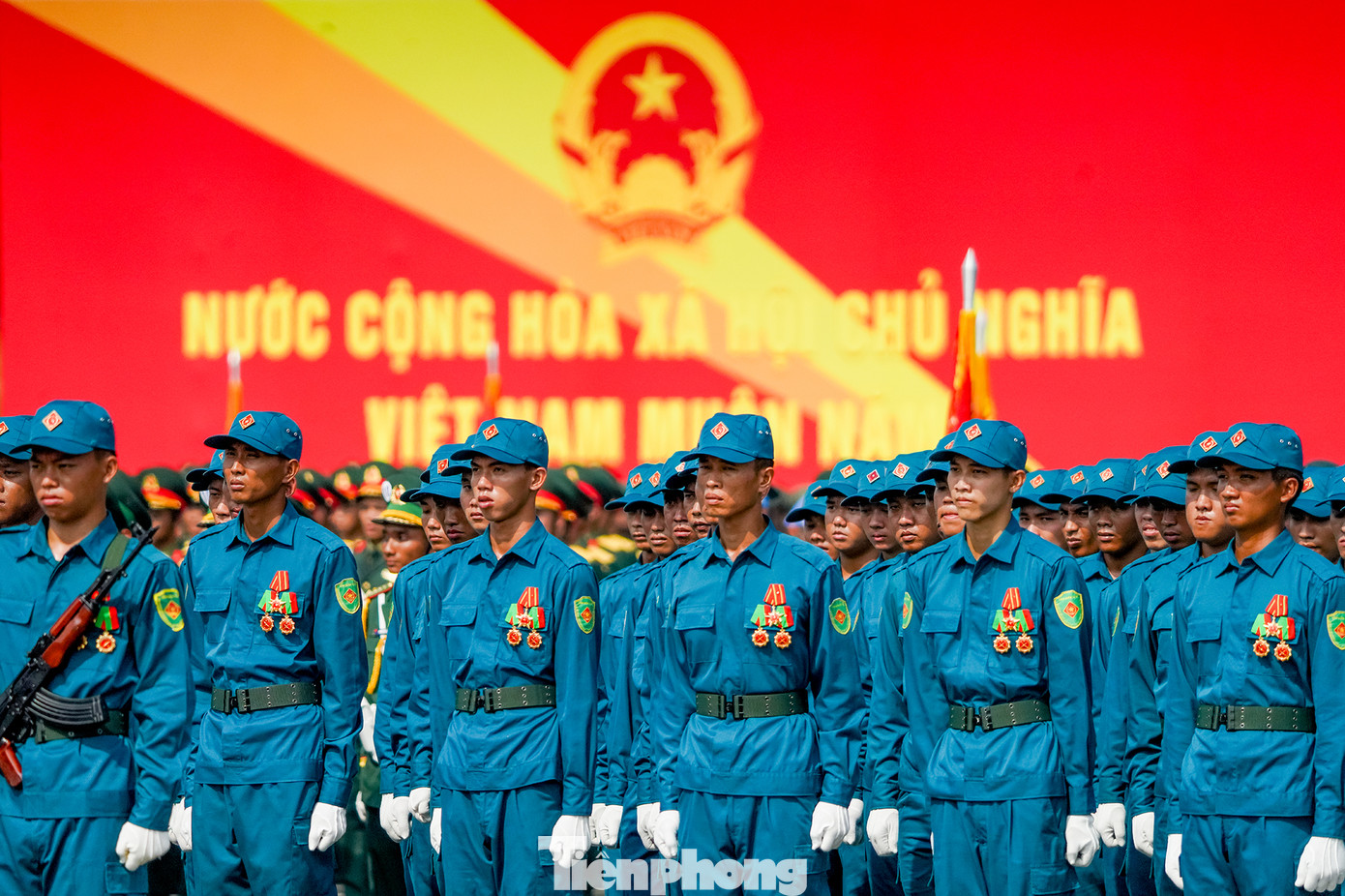 Đại tướng Nguyễn Tân Cương đánh giá cao các khối diễu binh, diễu hành dù trong điều kiện thời tiết nắng nóng của miền Nam nhưng đã khắc phục khó khăn tổ chức diễn tập đạt kết quả tốt ngày hôm nay.