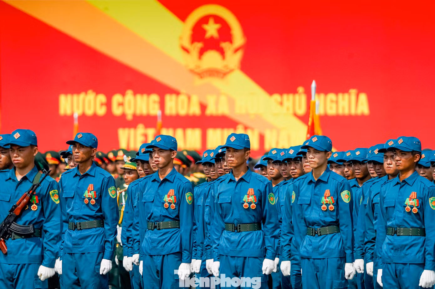 Đại tướng Nguyễn Tân Cương đánh giá cao các khối diễu binh, diễu hành dù trong điều kiện thời tiết nắng nóng của miền Nam nhưng đã khắc phục khó khăn tổ chức diễn tập đạt kết quả tốt ngày hôm nay.