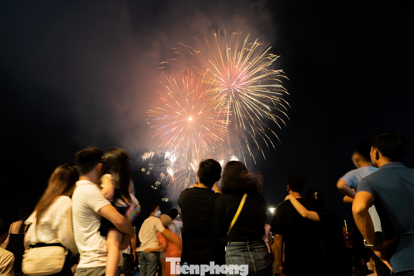 Hàng nghìn người dân, du khách đổ về bến Bạch Đằng (quận 1) xem màn bắn pháo hoa bắn từ nóc hầm Thủ Thiêm dịp lễ. Hàng nghìn người dân, du khách đổ về bến Bạch Đằng (quận 1) xem màn bắn pháo hoa bắn từ nóc hầm Thủ Thiêm dịp lễ.