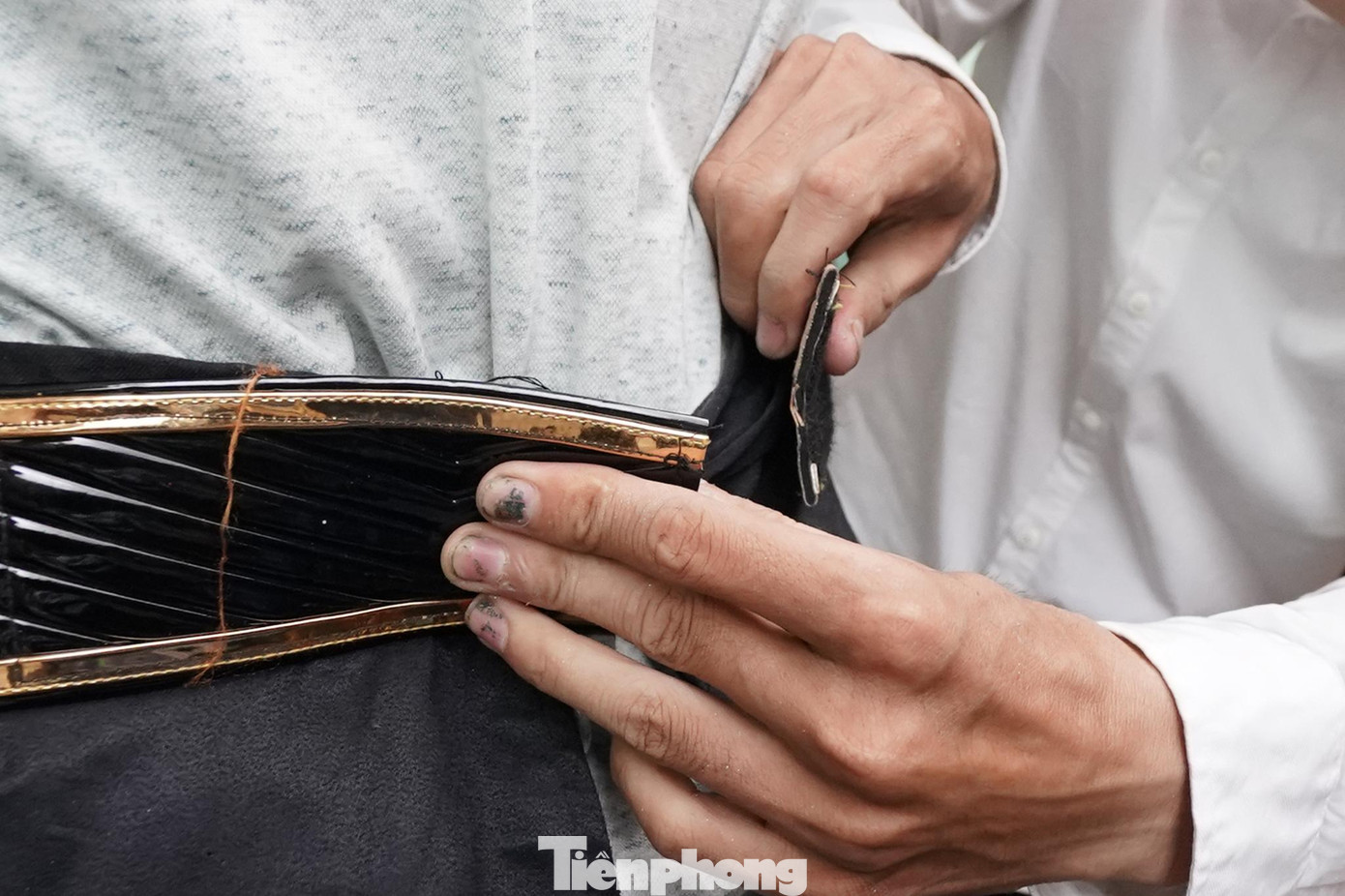 Lâu dần quen, Tín nhanh nhẹn xử lý các tình huống. Trong ảnh, Tín đang xử lý chiếc đai lưng với khách hàng có vòng 2 hơi quá khổ khi đến thuê đồ.