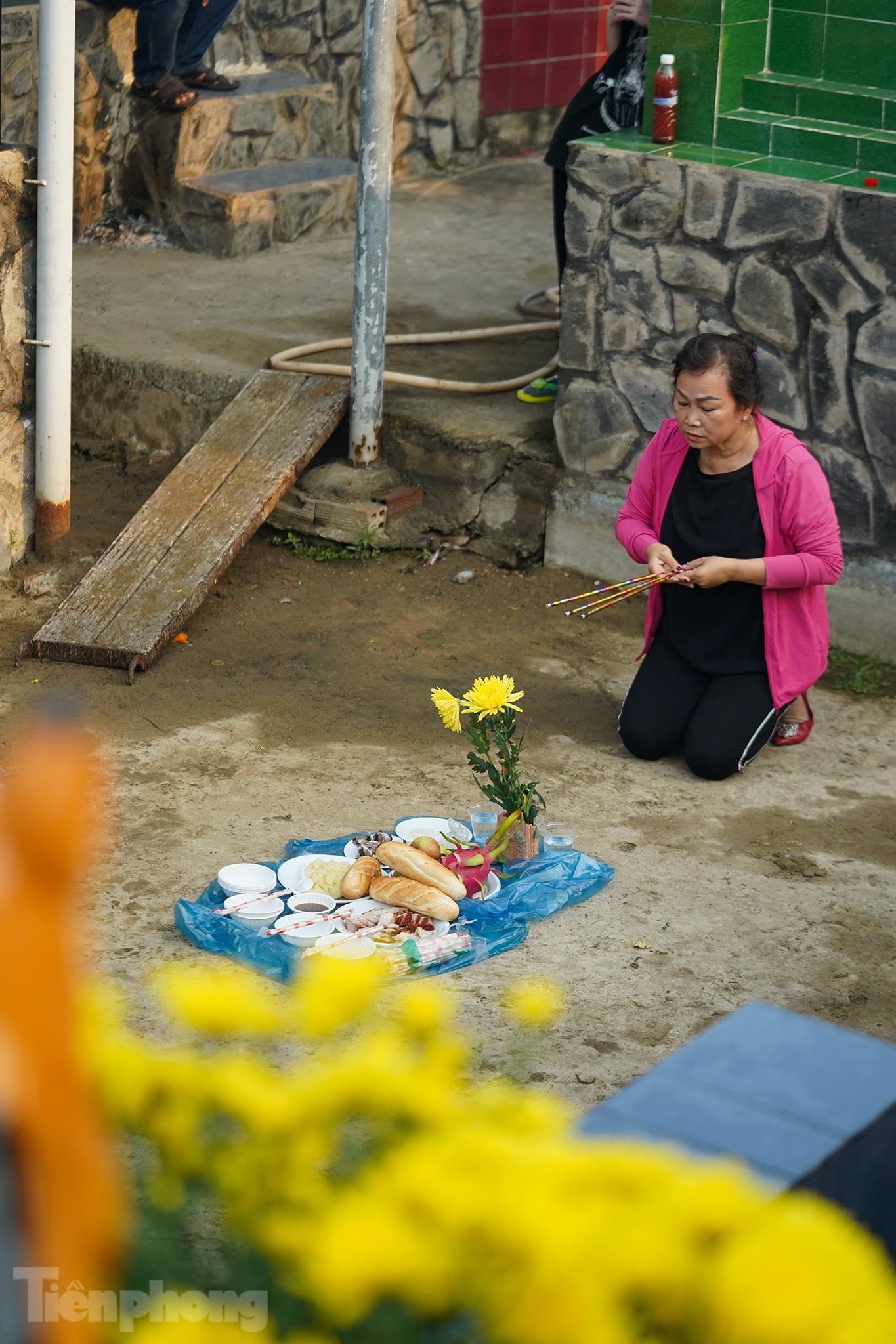 "Gia đình chuẩn bị lễ chay hoặc lễ mặn tùy ý. Hiện nay, người ta thường chọn lễ chay để tránh sát sinh. Ngoài ra đồ cùng còn có đèn, chè, rượu, nước trong, tiền vàng, trầu cau, hương và quả. Đối với lễ chay, cần chuẩn bị thêm bánh trái, gạo, muối, bỏng, chén mật, xôi chè, bơ. Lễ mặn thì có thêm chân giò, gà luộc, rượu thịt hoặc khoanh giò...", bà Nguyễn Thu Ba, ngụ quận Tân Phú cho biết. "Gia đình chuẩn bị lễ chay hoặc lễ mặn tùy ý. Hiện nay, người ta thường chọn lễ chay để tránh sát sinh. Ngoài ra đồ cùng còn có đèn, chè, rượu, nước trong, tiền vàng, trầu cau, hương và quả. Đối với lễ chay, cần chuẩn bị thêm bánh trái, gạo, muối, bỏng, chén mật, xôi chè, bơ. Lễ mặn thì có thêm chân giò, gà luộc, rượu thịt hoặc khoanh giò...", bà Nguyễn Thu Ba, ngụ quận Tân Phú cho biết.