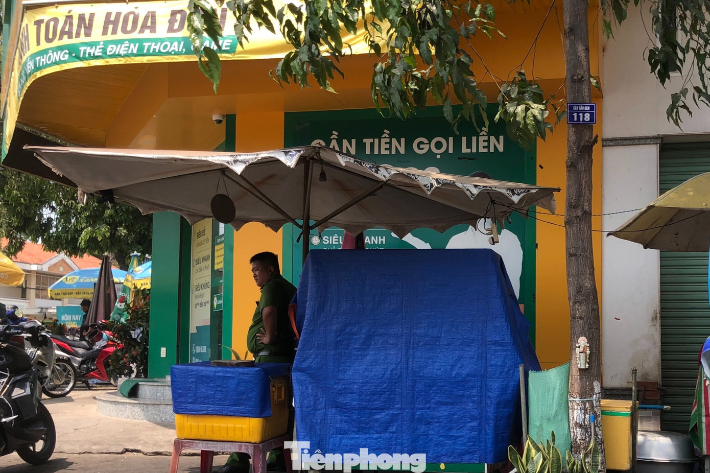 Công an xuất hiện trước một điểm giao dịch của F88. Công an xuất hiện trước một điểm giao dịch của F88.