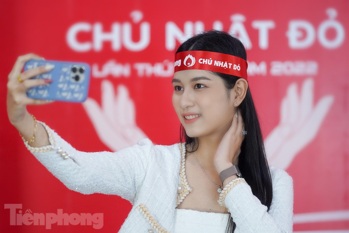 Top 10 HHVN 2020 Lê Thị Tường Vy tranh thủ ghi lại khoảnh khắc tham gia sự kiện.