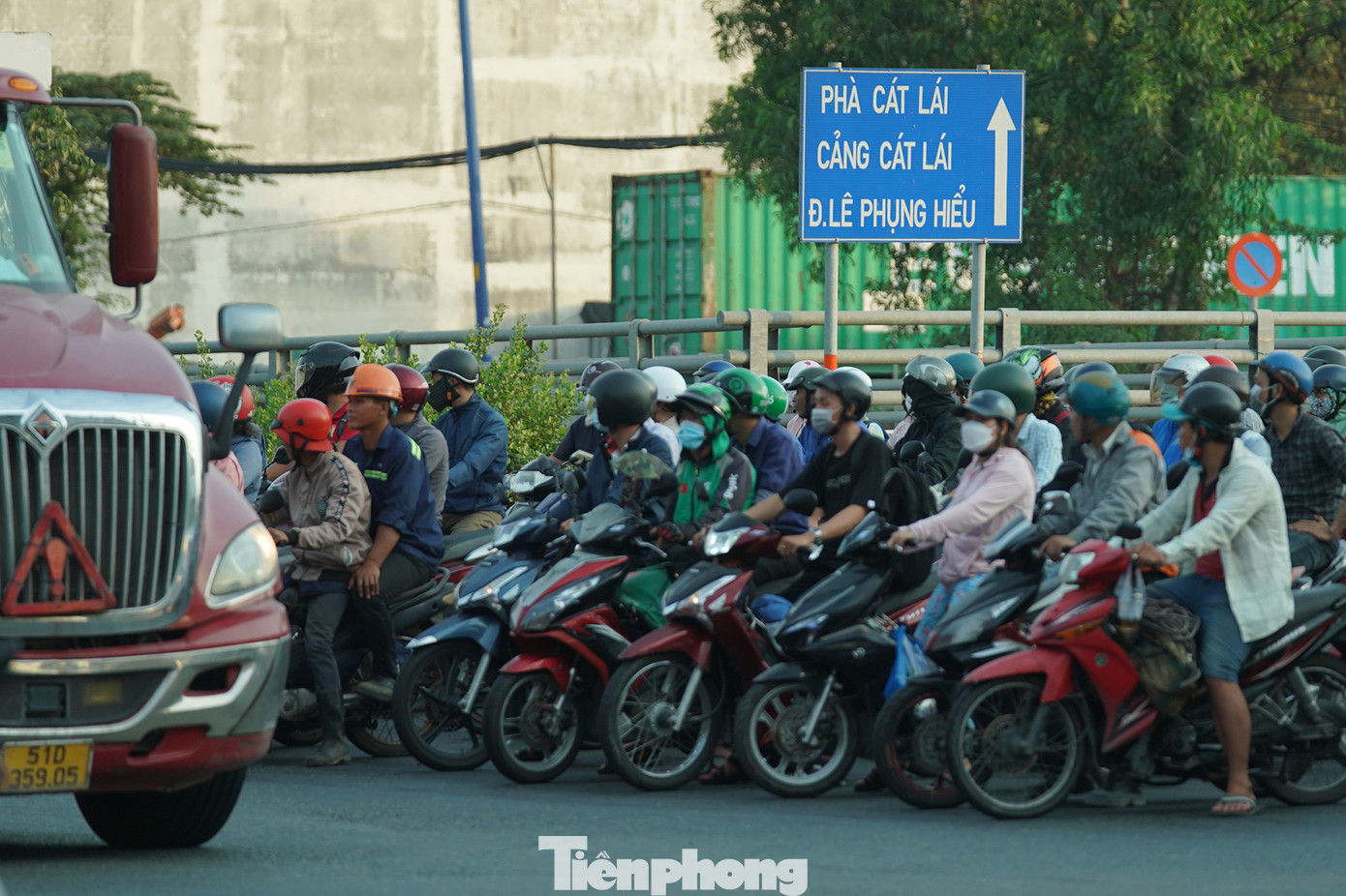Kinh khủng hơn là &quot;hung thần&quot; xe container khi ra vào cảng liên tục bấm còi xin vượt, chạy quá tốc độ, khiến những người đi xe máy giật mình. Một số người đi xe máy khác thì bất chấp nguy hiểm, chạy lấn ngang đầu xe container, xe tải để vượt lên cho nhanh, rất dễ xảy ra va chạm giao thông.