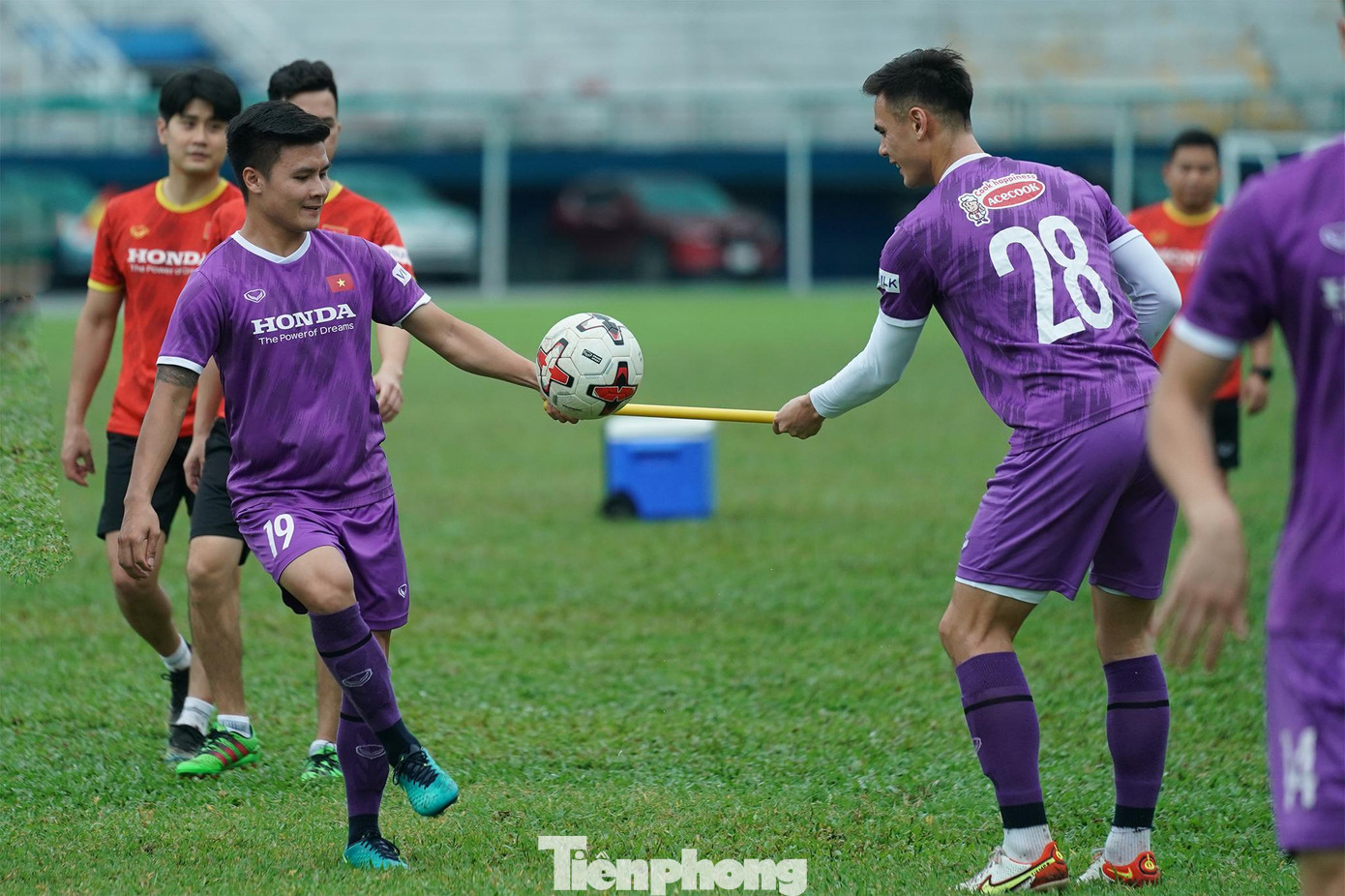 Một cầu thủ vẫn đang còn ẩn số về bến đỗ mới, một gương mặt mới toanh với cái tên không thuần Việt, cặp đôi Quang Hải - Adriano Schmid thu hút sự chú ý của người hâm mộ. Một cầu thủ vẫn đang còn ẩn số về bến đỗ mới, một gương mặt mới toanh với cái tên không thuần Việt, cặp đôi Quang Hải - Adriano Schmid thu hút sự chú ý của người hâm mộ.