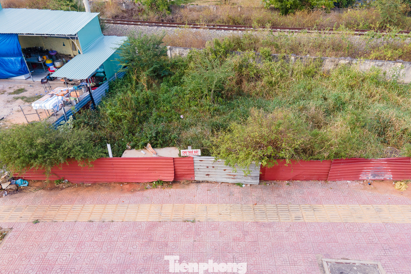 Tuy nhiên, một số hộ dân bị thu hồi diện tích nhỏ nhưng lại được bố trí những khu đất tái định cư ở vị trí đắc địa, thậm chí không đủ điều kiện cũng được giao đất tái định cư trái pháp luật.