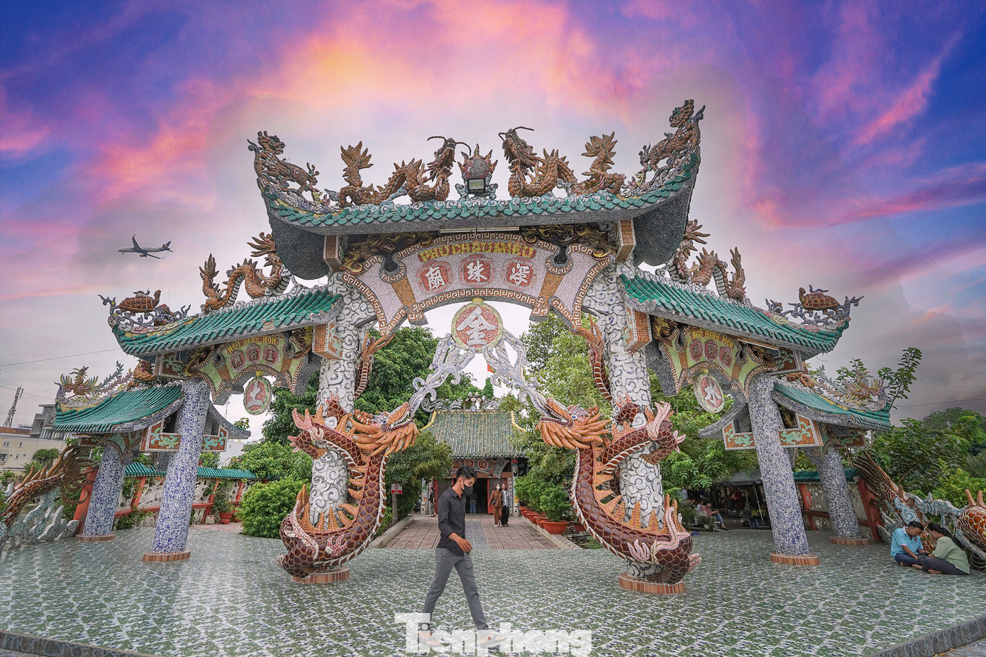 Miếu Phù Châu nằm trên cù lao nổi giữa dòng sông Vàm Thuật, một bên là quận Gò Vấp, bên kia là quận 12.