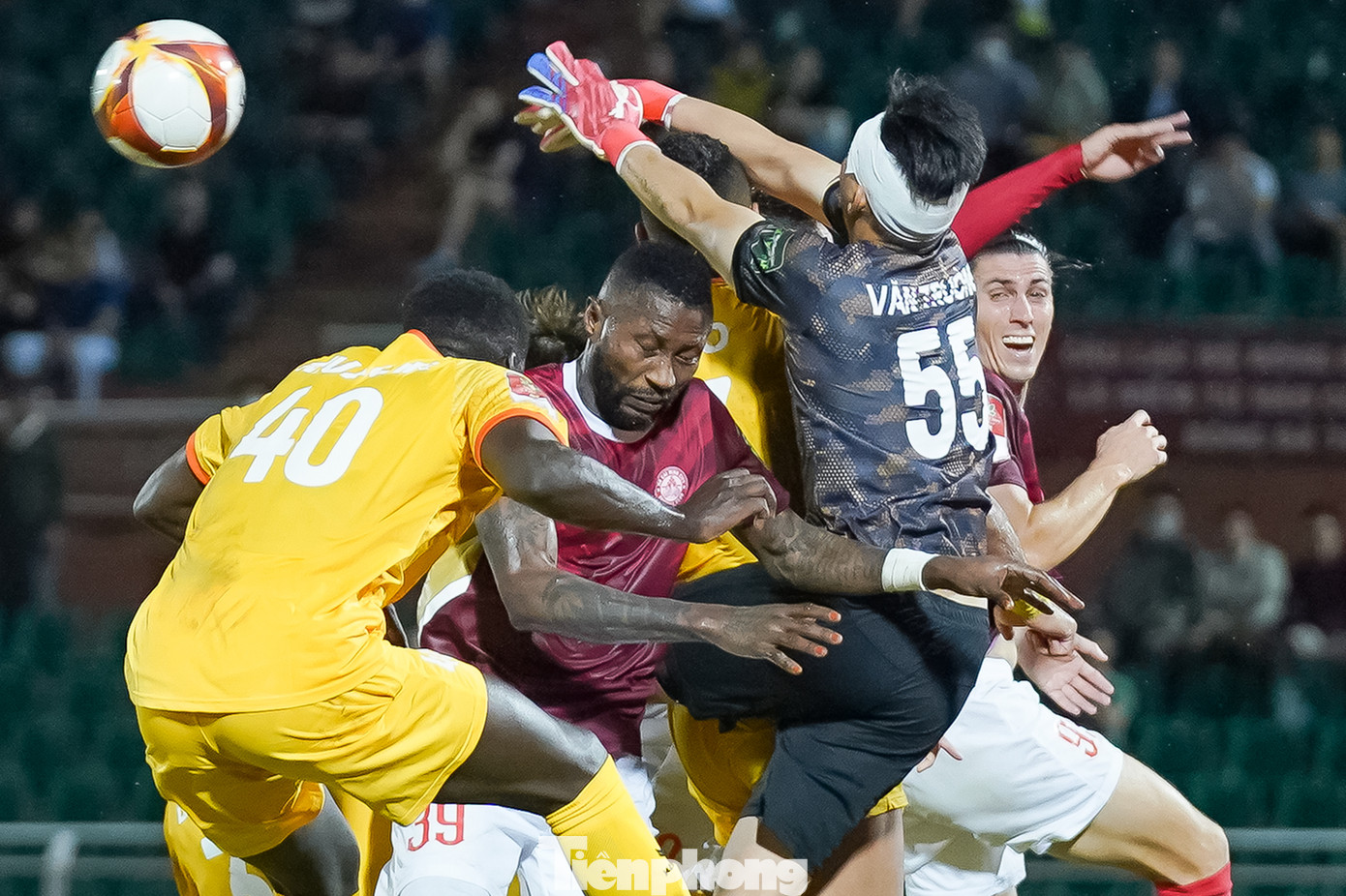 Bước vào trận đấu, khán giả đã được chứng kiến nhiều pha không chiến, thể hiện ưu thế chiều cao của các ngoại binh.