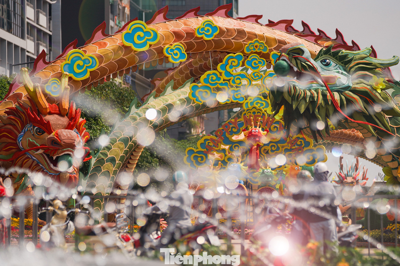 Mặc dù thời tiết nắng khá gắt và ngày mai đường hoa Nguyễn Huệ mới chính thức mở cửa nhưng hôm nay đã có rất đông người dân và du khách kéo đến chụp ảnh, chiêm ngưỡng công trình hoành tráng này của TPHCM dịp năm mới. Theo quan sát của PV Tiền Phong, các du khách nước ngoài khi đi ngang đây đều bị cuốn ánh nhìn vào những chú rồng chào xuân 2024.