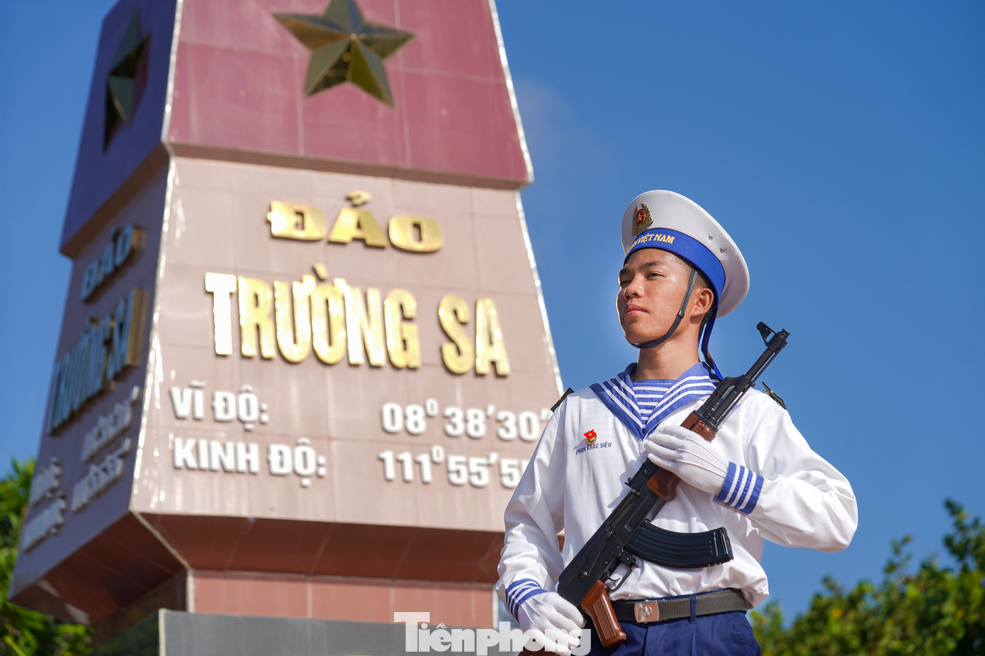 Hình ảnh thiêng liêng giữa biển trời Tổ quốc Việt Nam.