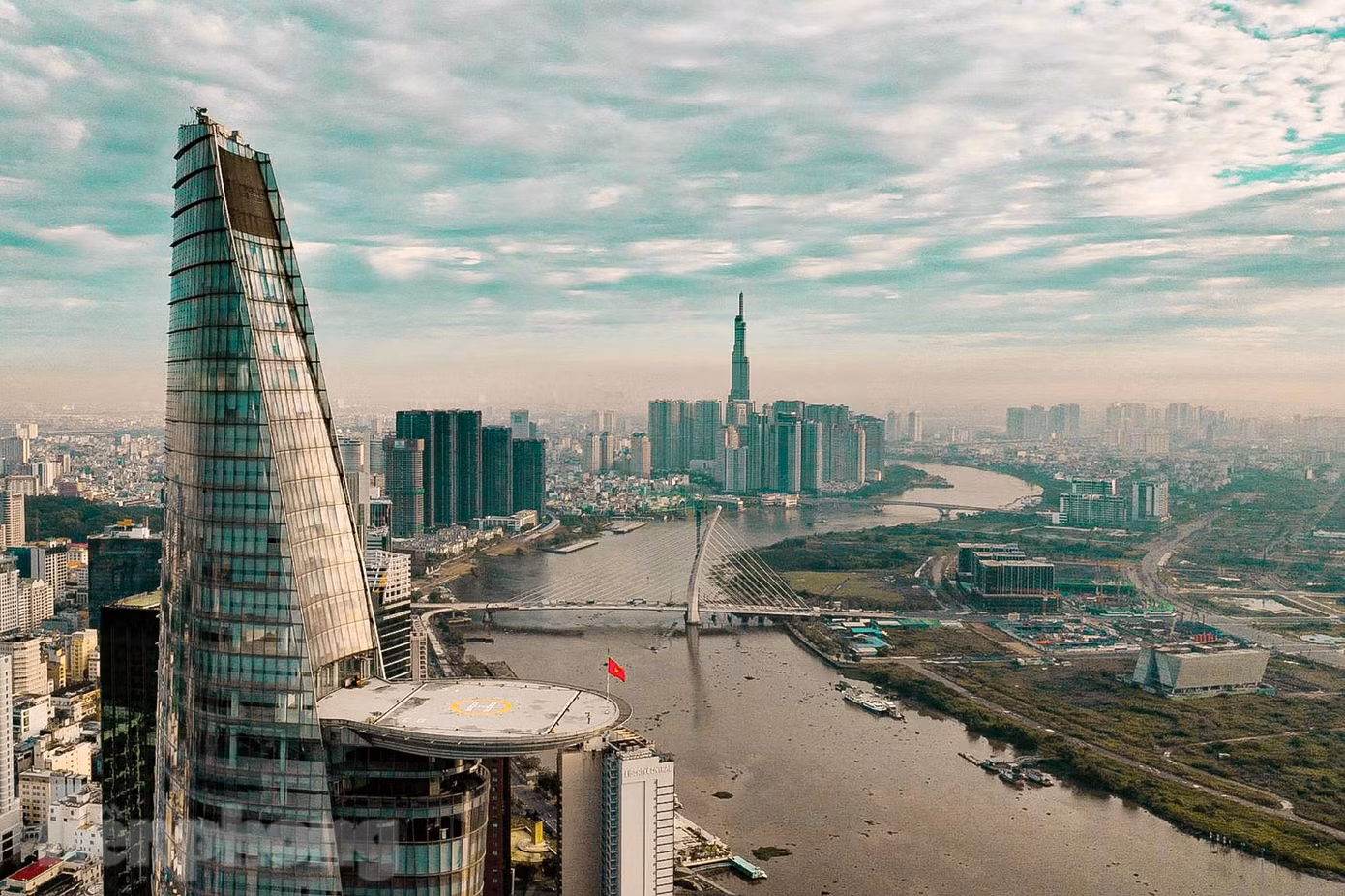 Rời xa sự ồn ào, náo nhiệt ở trung tâm TPHCM, du khách sẽ có những trải nghiệm thú vị khi đi buýt sông Sài Gòn, đạp xe trên cung đường nhiều cây xanh và tìm hiểu về lịch sử hình thành của áo dài Việt Nam... bằng tour du lịch khám phá “Thành phố bên dòng sông xanh”. Đây là tour du lịch mới do Sở Du lịch TPHCM cùng các đơn vị lữ hành tổ chức để hưởng ứng Tuần lễ Du lịch TPHCM năm 2021.