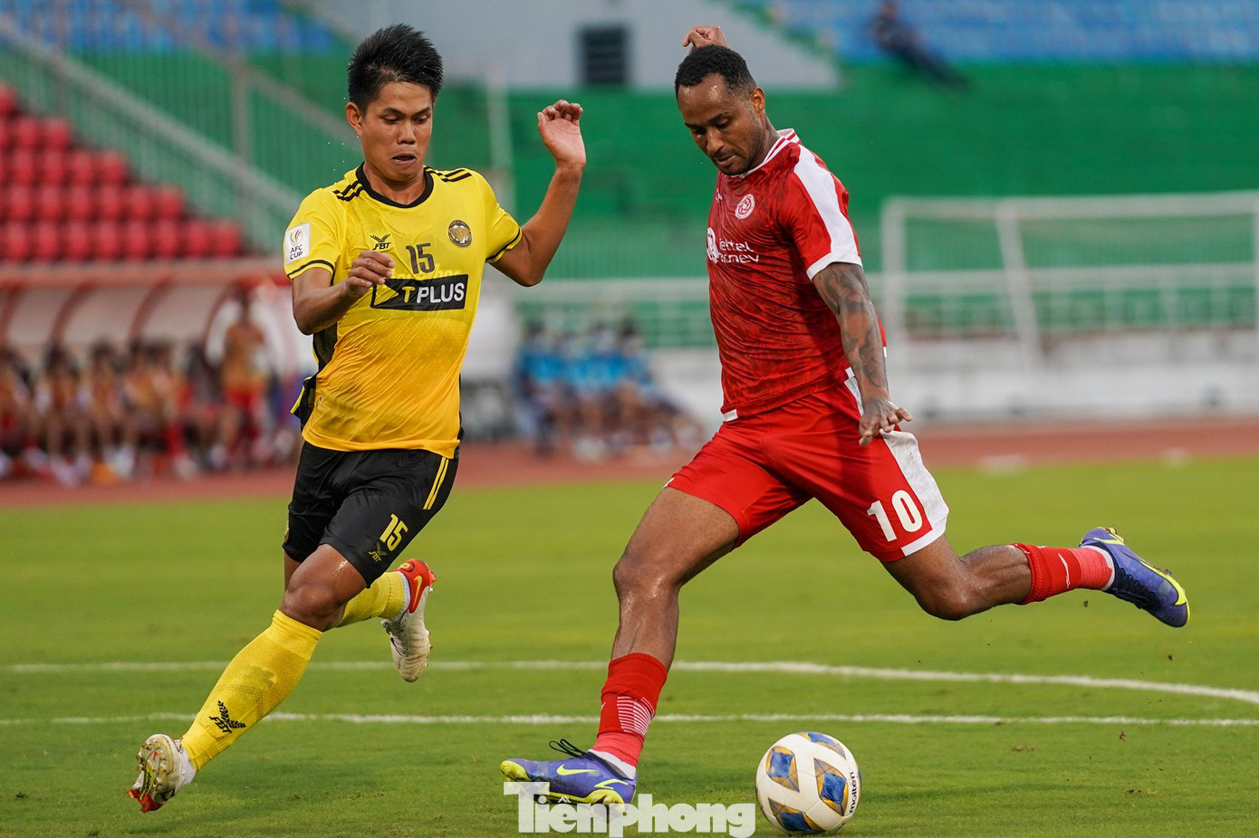Đội chủ nhà tràn lên tìm bàn gỡ, sau khi bất ngờ bị dẫn trước. Hàng thủ Young Elephants chơi không thực sự chắc chắn, nhưng những pha phối hợp của Viettel chưa đủ sức tạo đột biến. Geovane vừa chọc khe khá thông minh cho Pedro nhưng vẫn hơi mạnh so với đà di chuyển của đồng đội. Đội chủ nhà tràn lên tìm bàn gỡ, sau khi bất ngờ bị dẫn trước. Hàng thủ Young Elephants chơi không thực sự chắc chắn, nhưng những pha phối hợp của Viettel chưa đủ sức tạo đột biến. Geovane vừa chọc khe khá thông minh cho Pedro nhưng vẫn hơi mạnh so với đà di chuyển của đồng đội.