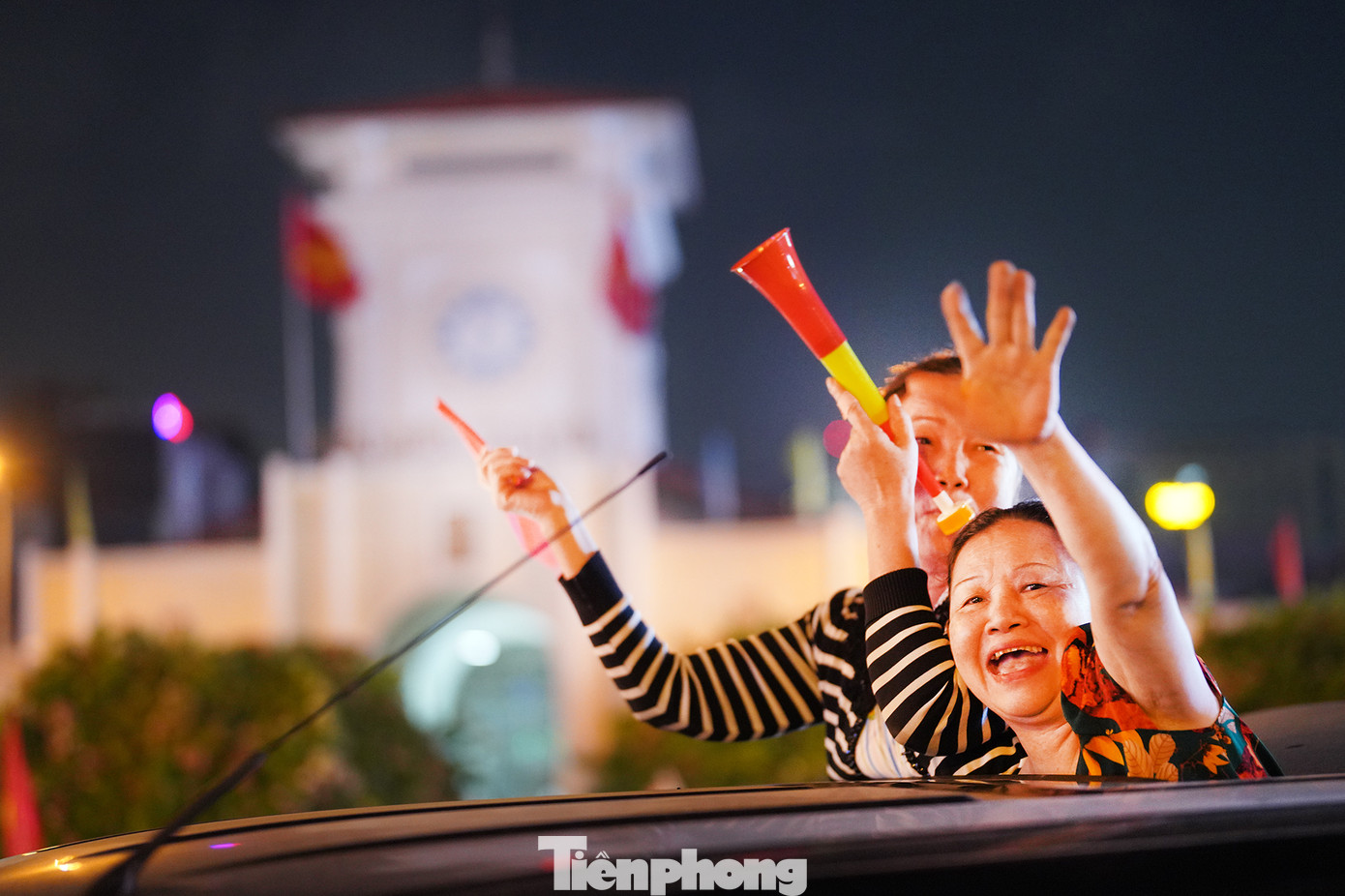 Bóng đá, môn thể thao vua, không chỉ đơn thuần là một trò chơi mà còn là một chất xúc tác đặc biệt, kết nối mọi người từ già đến trẻ. Khi trái bóng lăn, những rào cản về tuổi tác, giới tính, địa vị xã hội đều được xóa nhòa, thay vào đó là những khoảnh khắc đoàn kết, sẻ chia và niềm vui chung.