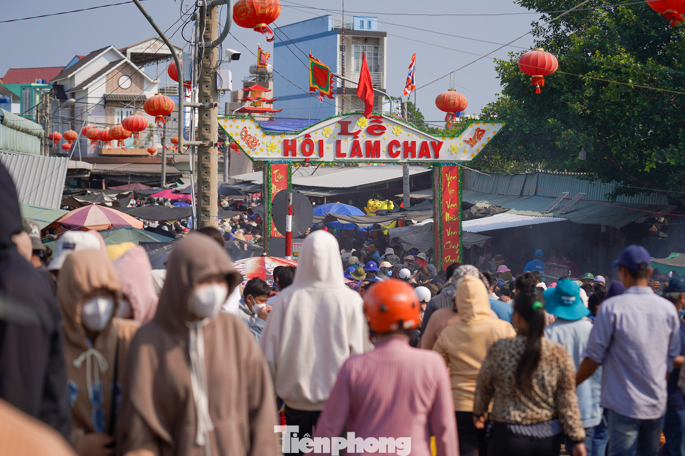15h chiều ngày 25/2, hàng ngàn người dân tham gia lễ hội làm chay đã đứng ken cứng hai bên con rạch cạnh chợ Tầm Vu chờ xem cuộc thi bắt vịt bằng tay không.