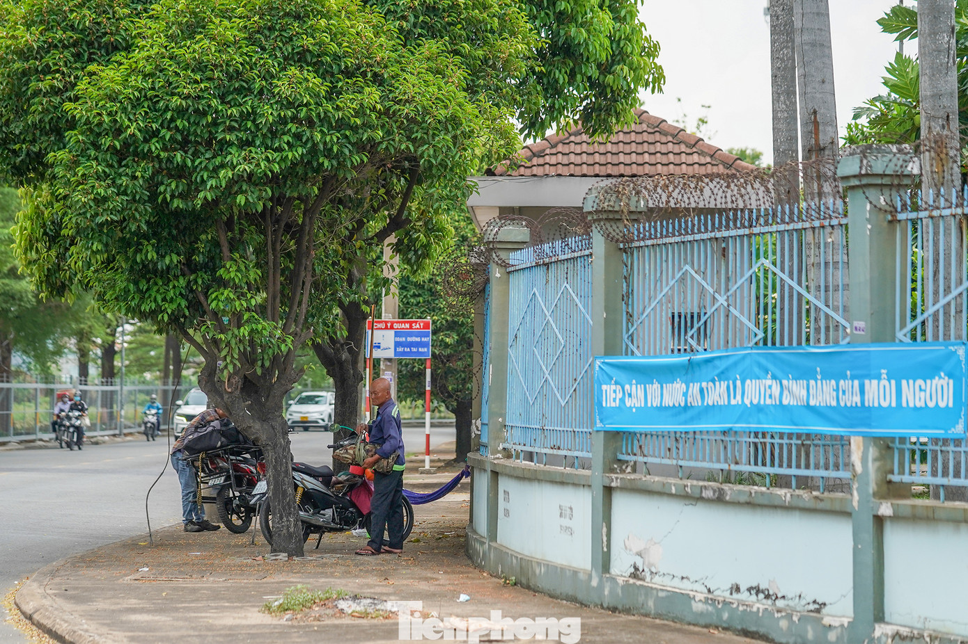 Thời tiết nắng nóng, người dân cần tránh tiếp xúc trực tiếp ánh nắng cũng như bổ sung nước đầy đủ cho cơ thể.