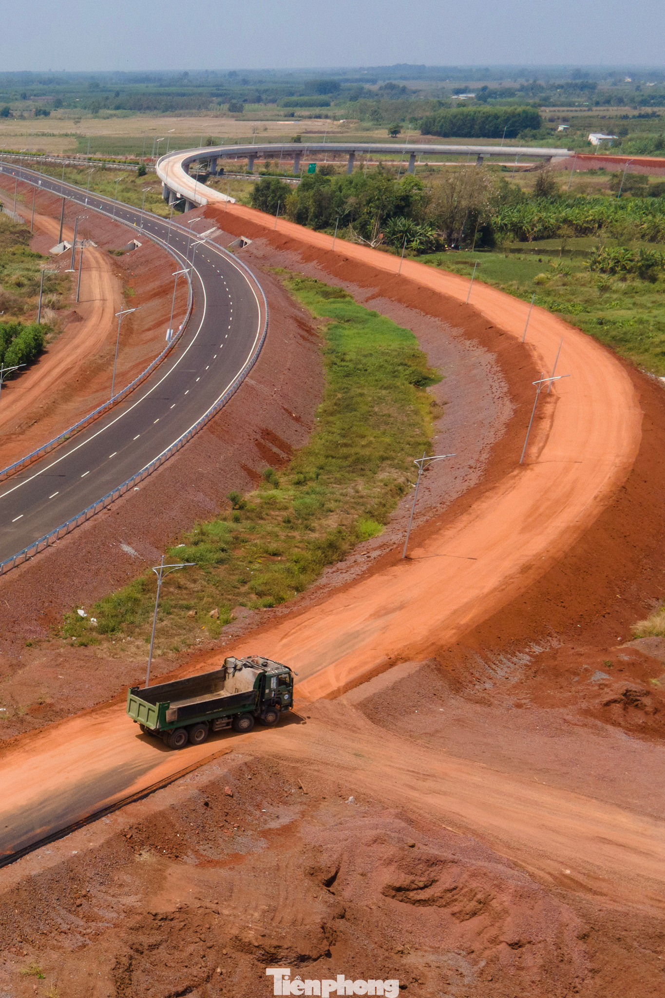 Một số đoạn trên cao tốc Dầu Giây - Phan Thiết với cao tốc TPHCM - Long Thành - Dầu Giây chưa được trải thảm nhựa đường.