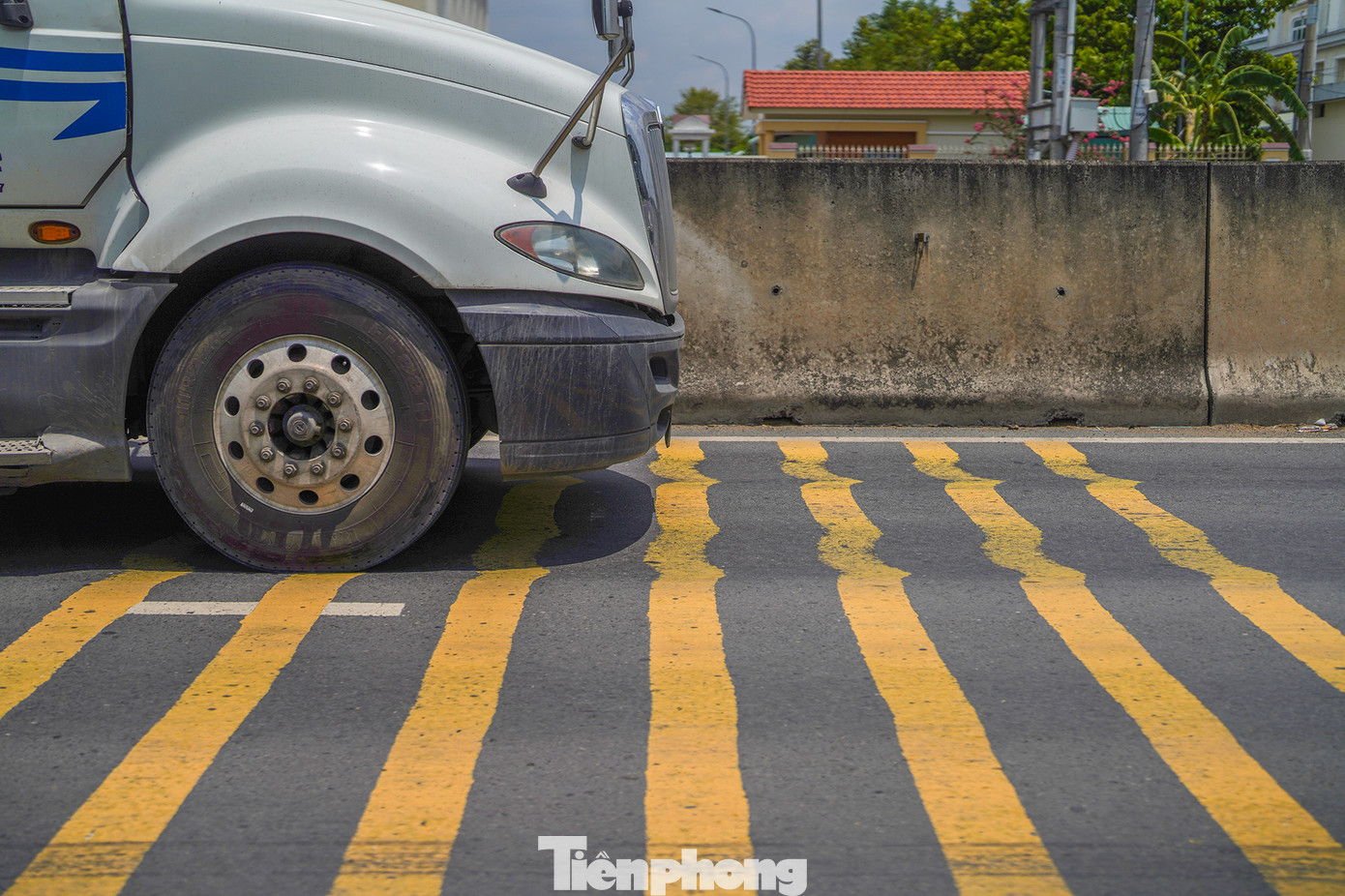 Tuyến tránh TP Tân An nhanh chóng xuống cấp vì thường xuyên phục vụ các phương tiện "siêu trường- siêu trọng".