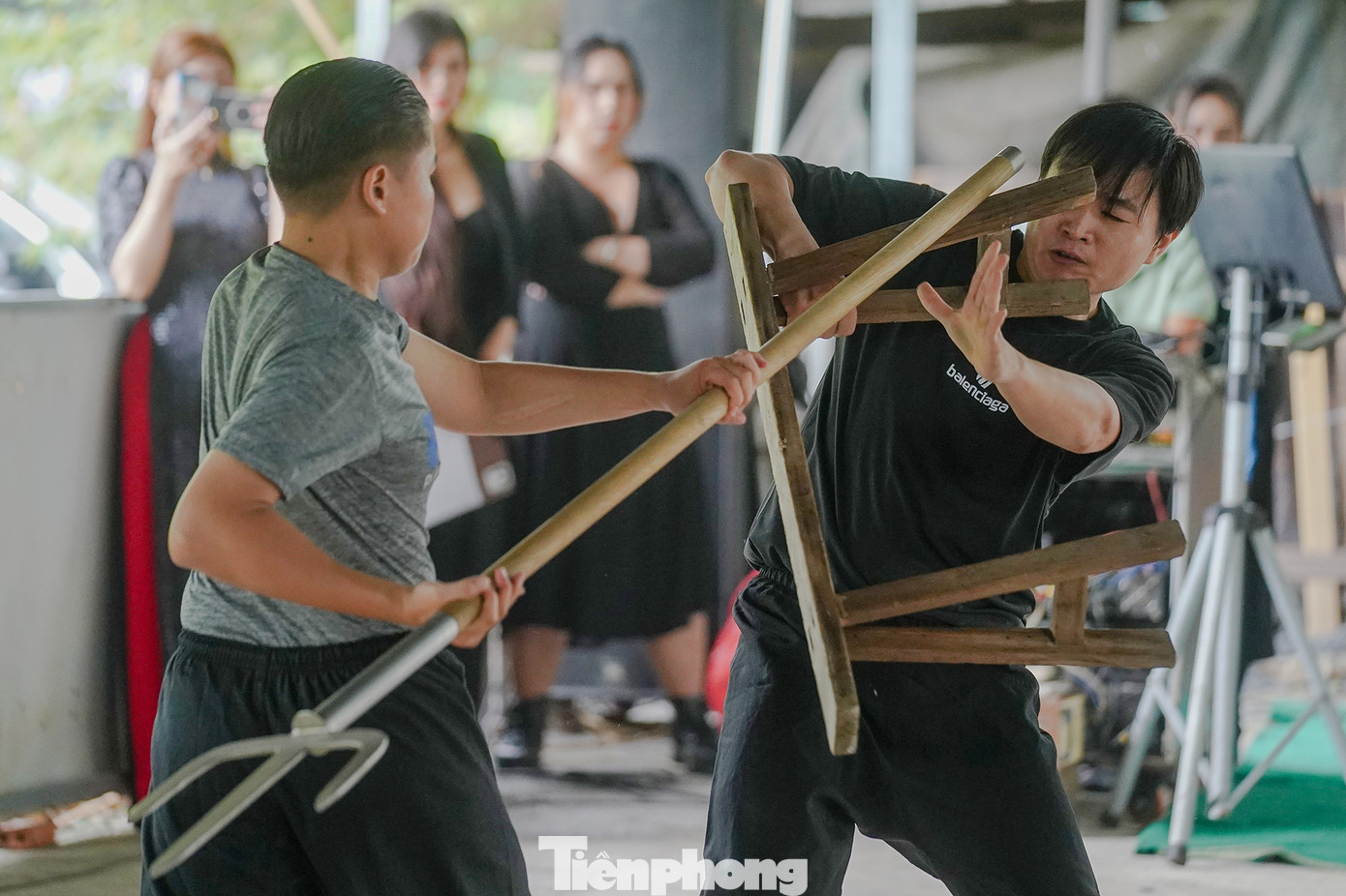 Nhị Hổ Tranh Hùng với những đòn thế phòng thủ của võ sinh dùng ghế ngựa chống đỡ với binh khí chĩa ba.