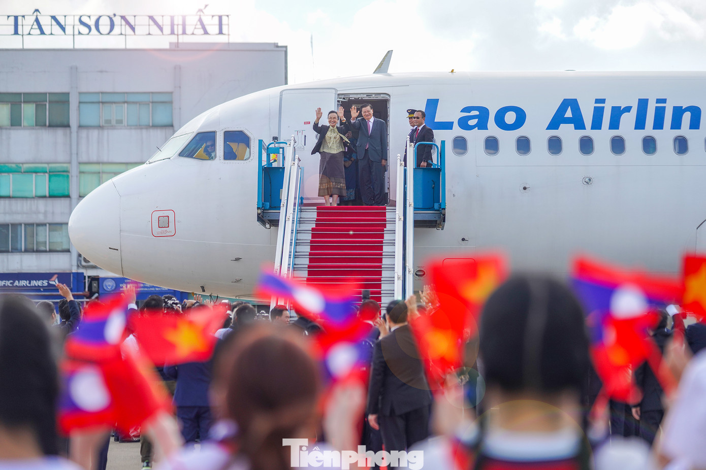 Lễ tiễn Tổng Bí thư, Chủ tịch nước Lào Thongloun Sisoulith tại sân bay Quốc tế Tân Sơn Nhất (TPHCM). Ảnh: Phạm Nguyễn