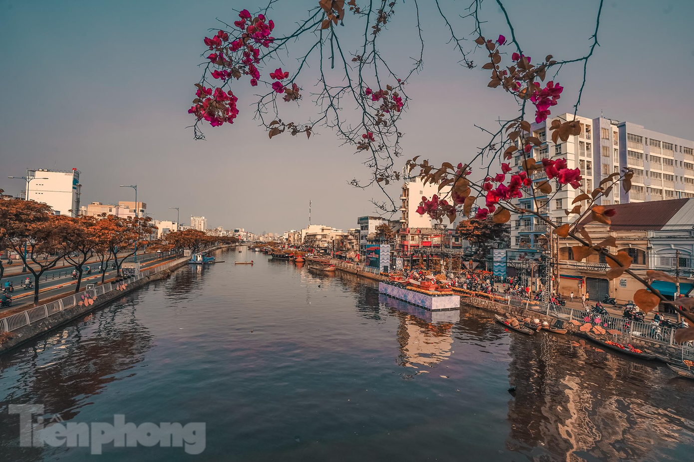 Không gian cặp bờ sông đoạn từ đường Nguyễn Văn Của đi đến Cầu Kênh Ngang số 7 năm nay không bố trí các gian hàng buôn bán cả trên bờ và dưới sông để không gian trống với mục đích tập trung và tạo điểm nhấn cho tổng thể trang trí của chợ hoa xuân “Trên bến dưới thuyền” năm 2022.