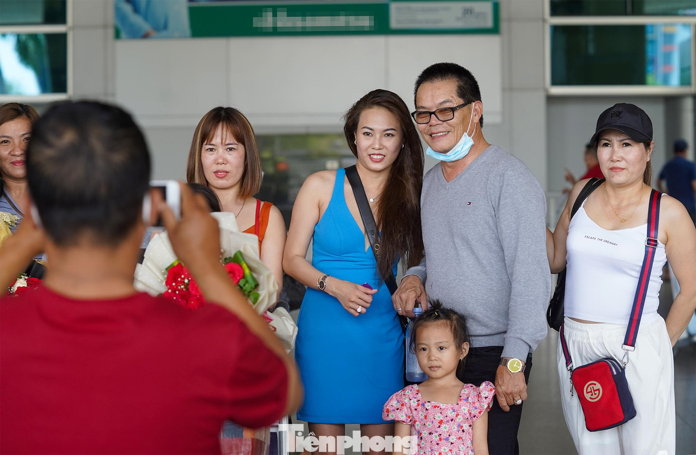 Gia đình anh Đạt Lê hạnh phúc đoàn tụ ngay sảnh đến ga quốc tế. Gia đình anh Đạt Lê hạnh phúc đoàn tụ ngay sảnh đến ga quốc tế.