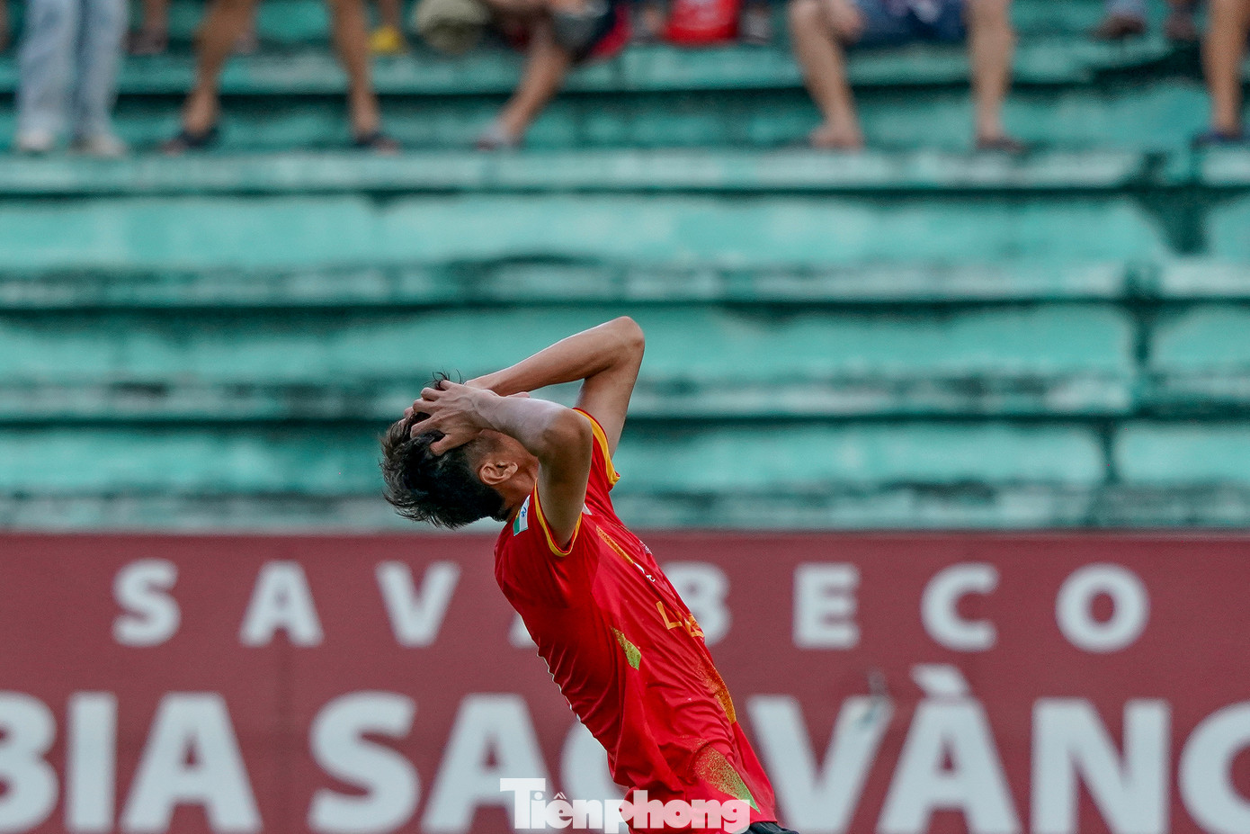 Bước sang hiệp 2, mặc dù thế chủ động vẫn thuộc về đội khách Phù Đổng Ninh Bình. Tuy nhiên đội bóng Long An cũng mạnh dạn tổ chức các đường bóng phản công nguy hiểm. Đáng tiếc, các pha đều không chuyển hoá được thành bàn.