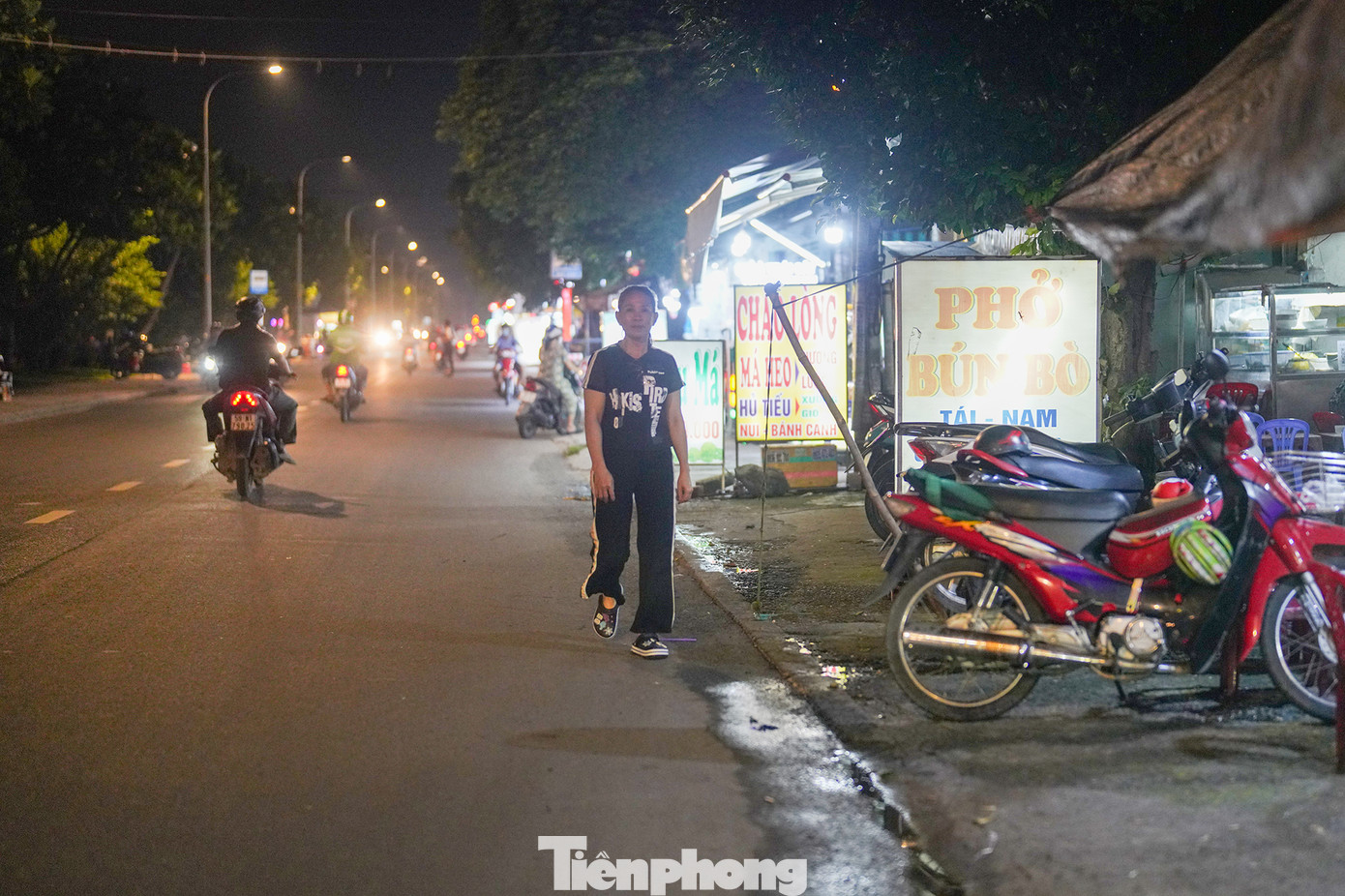 Người đi bộ đi buộc phải bước xuống lòng đường lưu thông cùng các phương tiện khi qua những đoạn vỉa hè bị lấn chiếm.