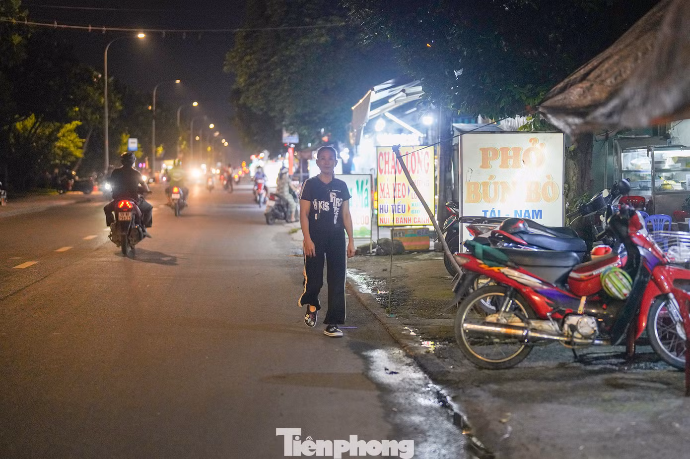 Người đi bộ đi buộc phải bước xuống lòng đường lưu thông cùng các phương tiện khi qua những đoạn vỉa hè bị lấn chiếm.