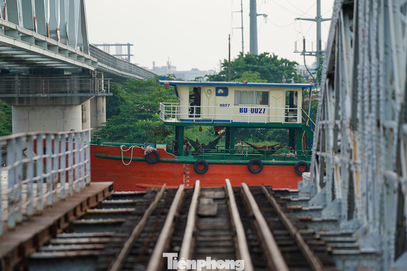 Ngày xưa, tàu thuyền muốn đi qua phải thông báo trước vài ngày để lên kế hoạch xoay nhịp cầu. Theo ghi chép, các tàu ghe muốn đi qua gầm cầu Bình Lợi thì chỉ được hoạt động vào buổi đêm, tầm khoảng từ 2h đến 3h. Như vậy sẽ tránh việc quay nhịp cầu lên ảnh hưởng đến lưu thông xe cộ.