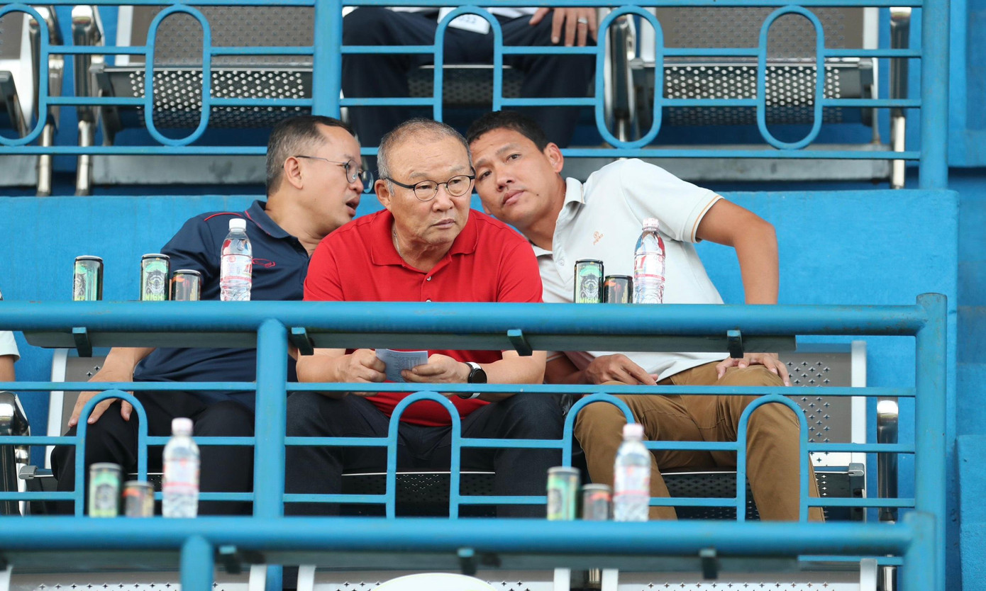 HLV Park khá tập trung quan sát trận đấu, các trợ lý cũng trao đổi liên tục.
