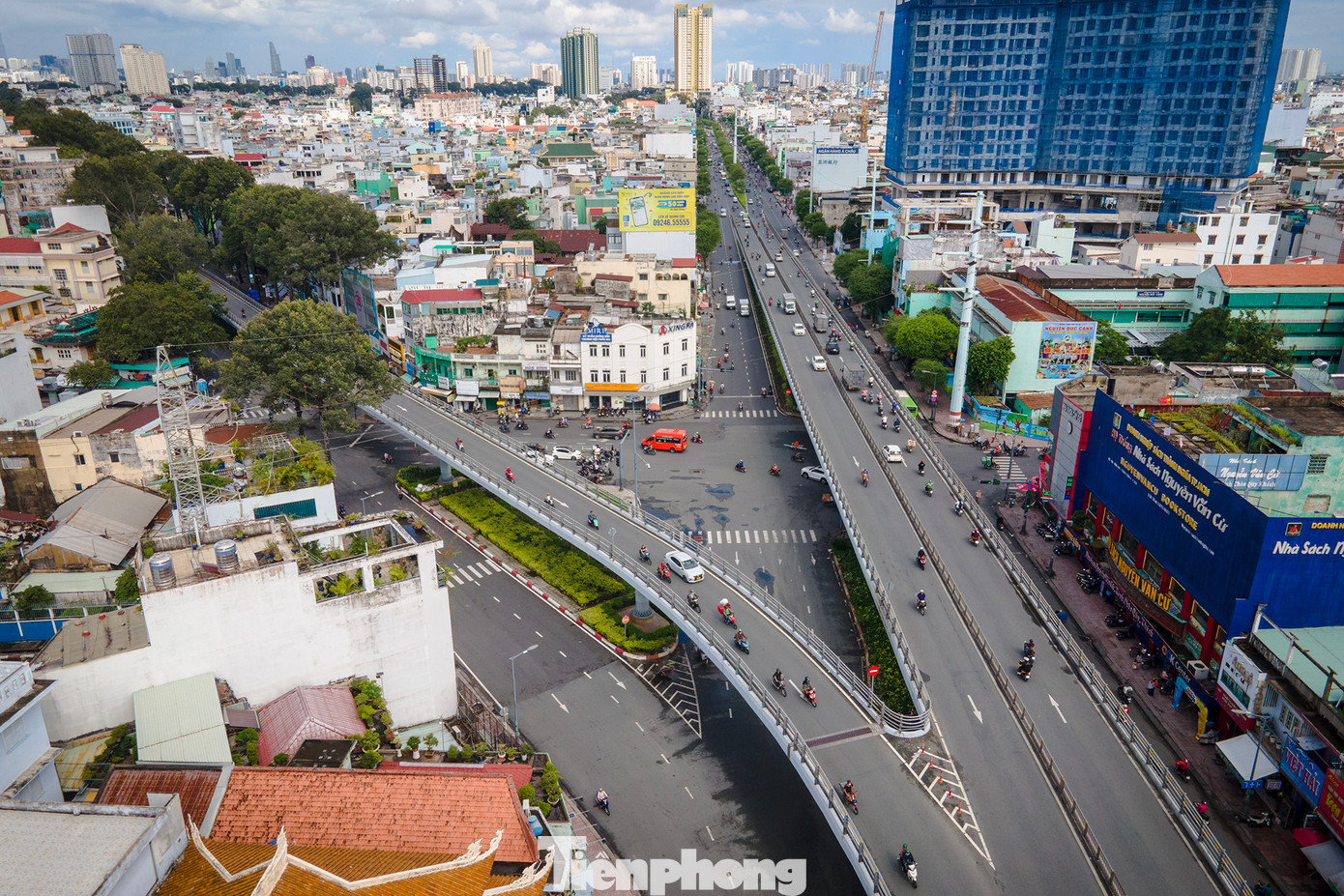 Cầu vượt hình chữ Y tại vòng xoay Cây Gõ (Quận 6, TPHCM) là một trong những cầu vượt bằng thép lớn tại TPHCM. Cầu vượt Cây Gõ giải quyết vấn đề giao thông tại nút giao đường 3/2, Hồng Bàng và Hậu Giang...