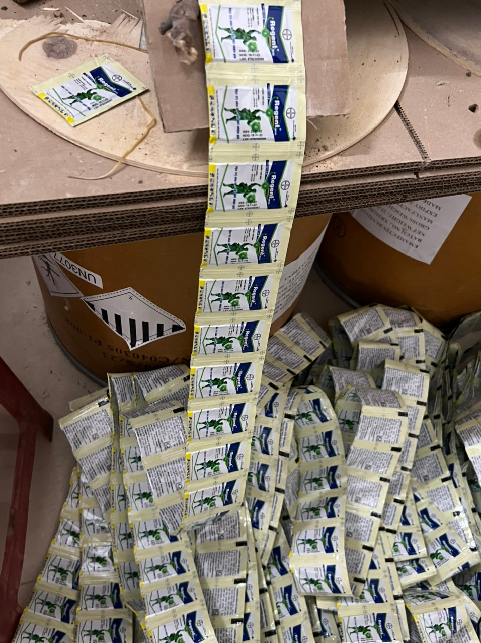 Qua kiểm tra, phát hiện tại căn nhà đang sản xuất, đóng gói các sản phẩm là thuốc trừ sâu các loại, gồm: Regent Energy 800WG, Regent 800Wg, Finico 800Wg, Rigell 800WG, Incipio 200Sc. Ảnh: CA Qua kiểm tra, phát hiện tại căn nhà đang sản xuất, đóng gói các sản phẩm là thuốc trừ sâu các loại, gồm: Regent Energy 800WG, Regent 800Wg, Finico 800Wg, Rigell 800WG, Incipio 200Sc. Ảnh: CA