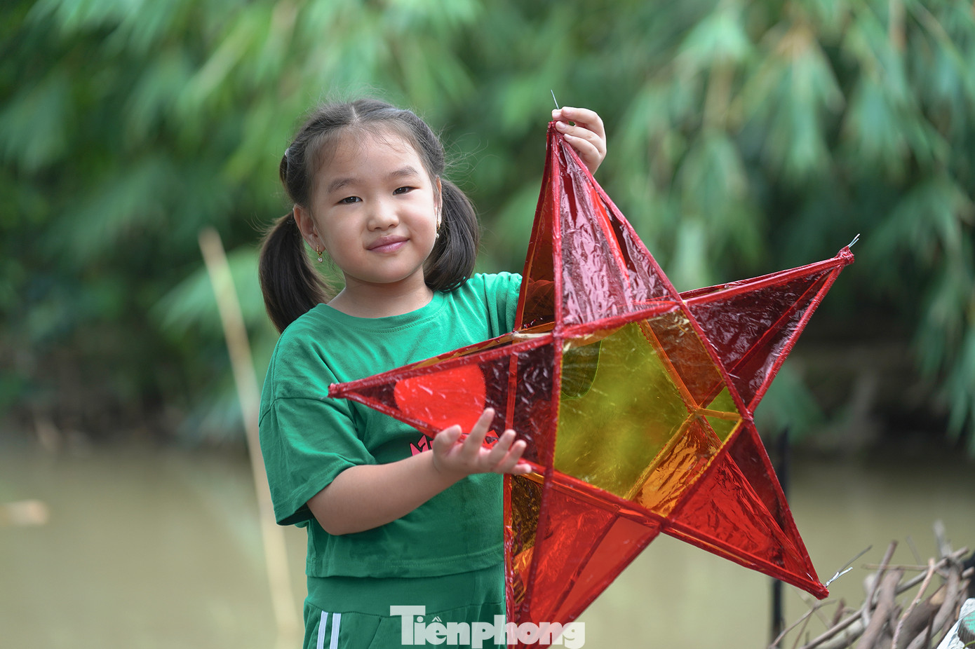 Bé Cát Tường, bé Phương Thảo, bé Lương Khả Hân (áo dài, 6 tuổi, học sinh trường tiểu học TT Tầm Vu) háo hức khoe thành quả.