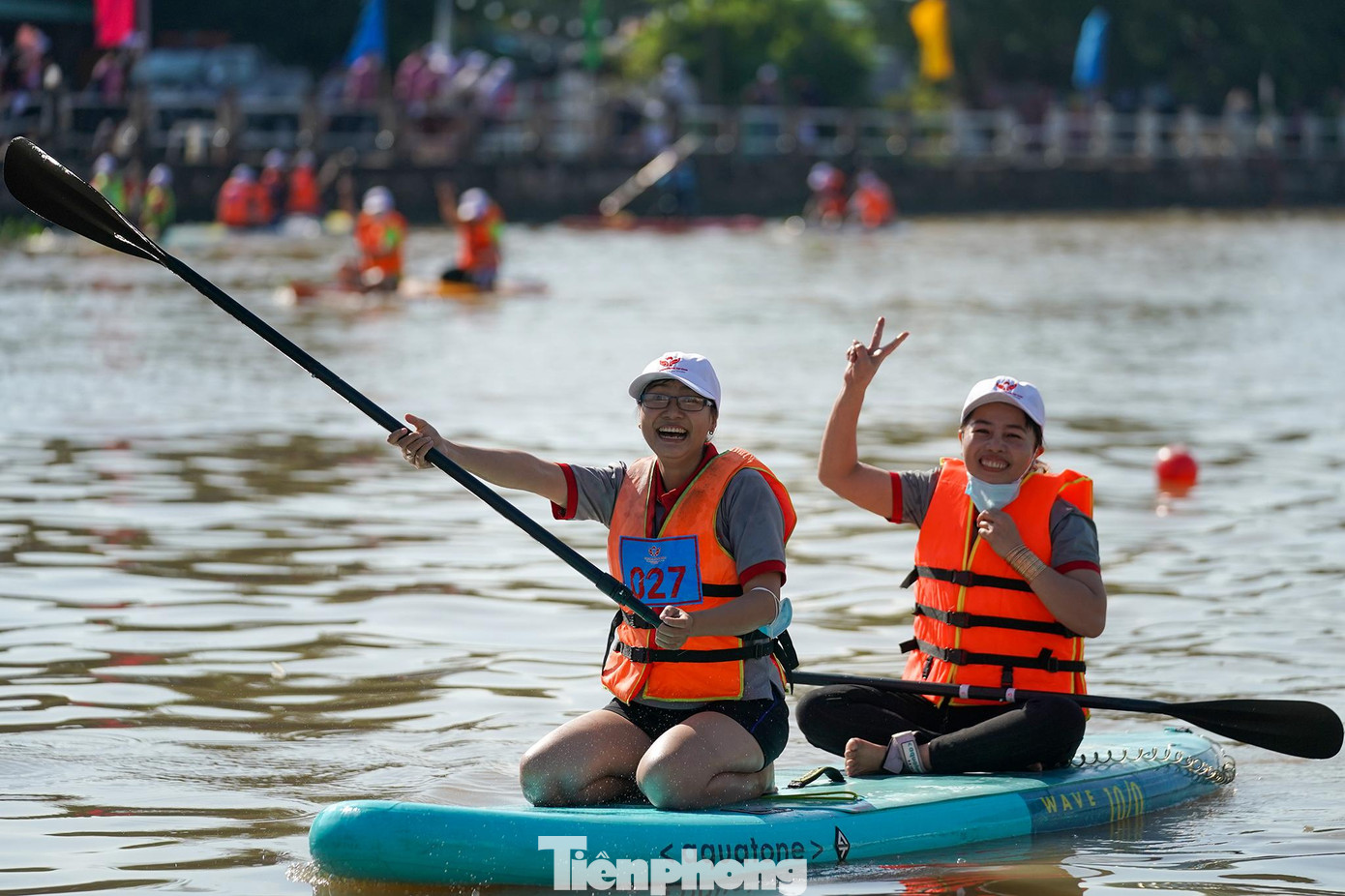 Hai nhân viên y tế của Bệnh viện Đa khoa Quốc tế SIS Cần Thơ rạng ngời khi hoàn thành chặng đua, chinh phục bản thân.