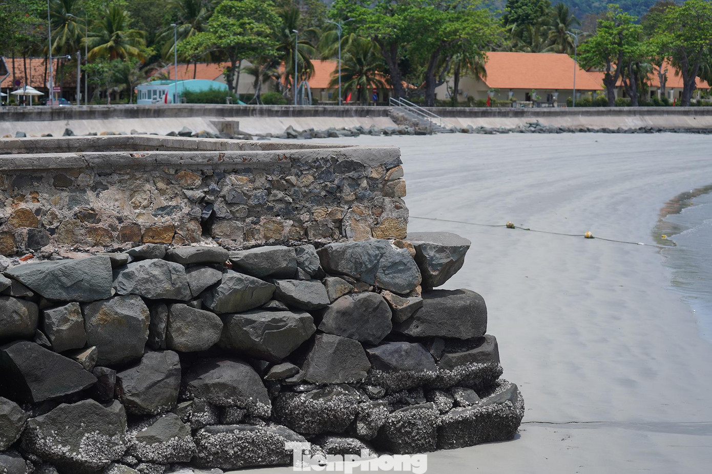 “Nơi đây có chiếc cầu tàu/ Mỗi viên đá xếp một đầu người rơi/... Còn đây đá lắp cầu tàu/ Đá bao nhiêu khối máu đào bấy nhiêu”, ông Phan Hoàng Oanh - Chủ tịch Hội Người tù kháng chiến huyện Côn Đảo đã từng nghẹn ngào ngâm những câu thơ cảm xúc về chứng tích lịch sử gắn liền với “địa ngục trần gian" - nhà tù Côn Đảo. “Nơi đây có chiếc cầu tàu/ Mỗi viên đá xếp một đầu người rơi/... Còn đây đá lắp cầu tàu/ Đá bao nhiêu khối máu đào bấy nhiêu”, ông Phan Hoàng Oanh - Chủ tịch Hội Người tù kháng chiến huyện Côn Đảo đã từng nghẹn ngào ngâm những câu thơ cảm xúc về chứng tích lịch sử gắn liền với “địa ngục trần gian" - nhà tù Côn Đảo.