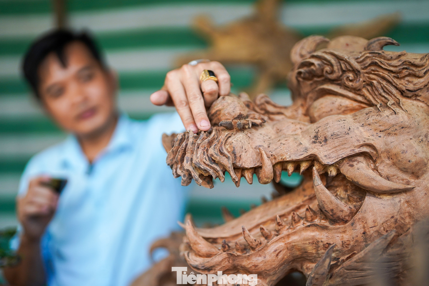 Anh Tiến đang chỉ vào râu của rồng, một chi tiết khá tinh xảo, thể hiện tay nghề cao của nghệ nhân tạo tác. Theo chủ sở hữu, để hoàn thành một tác phẩm đòi hỏi từ 2 đến 3 nghệ nhân làm việc trong vòng 6 tháng. Từng công đoạn thể hiện hình dáng rồng được các nghệ nhân chuyên nghiệp thực hiện đục đẽo dựa trên hình dáng nguyên thể tự nhiên của các nhánh rễ cây. Thân rồng mang dáng dấp thoắt ẩn thoắt hiện trong mây trời và nước.